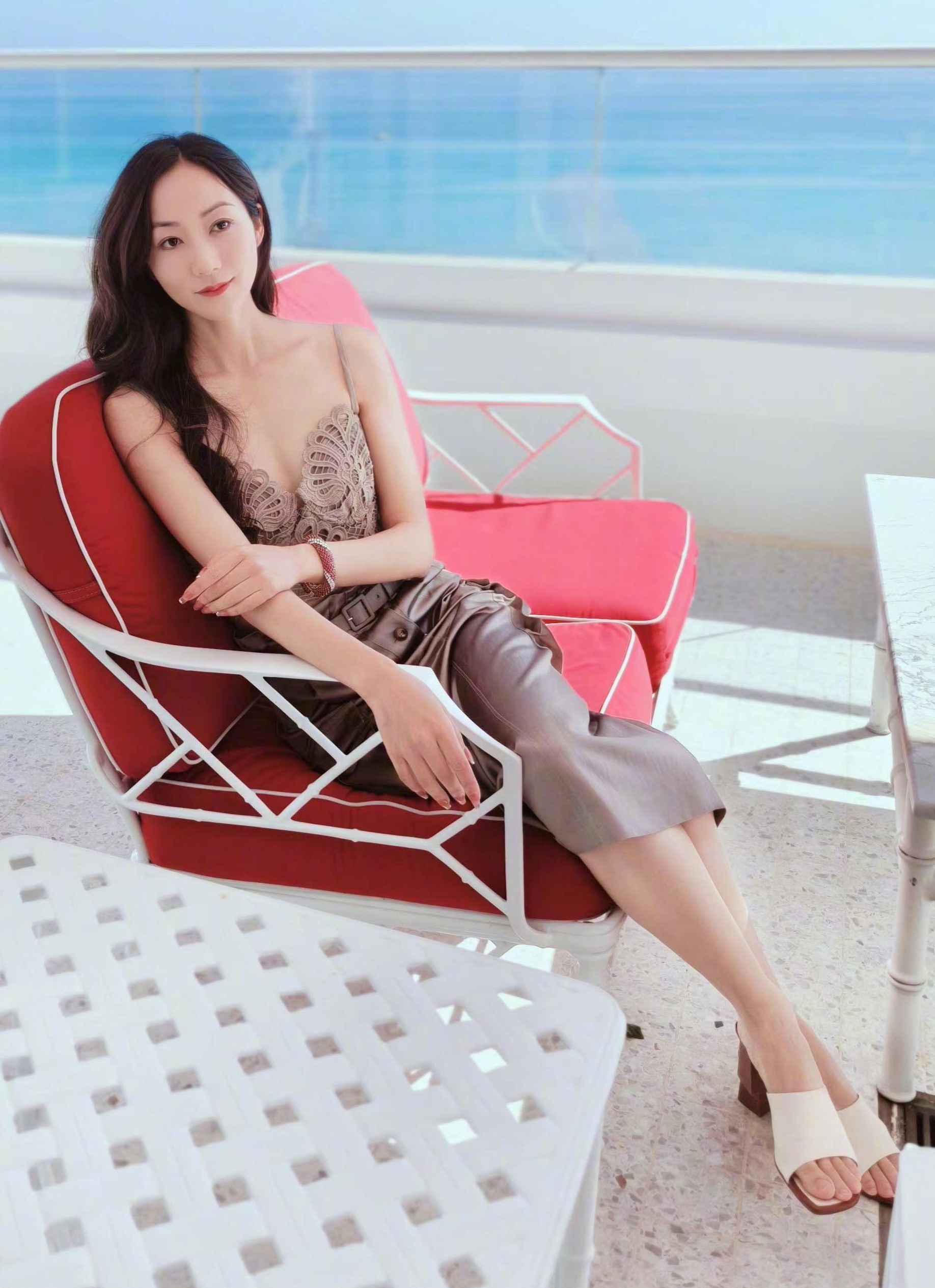 美腿修长,玉足纤巧,每一步都踏出优雅的韵律