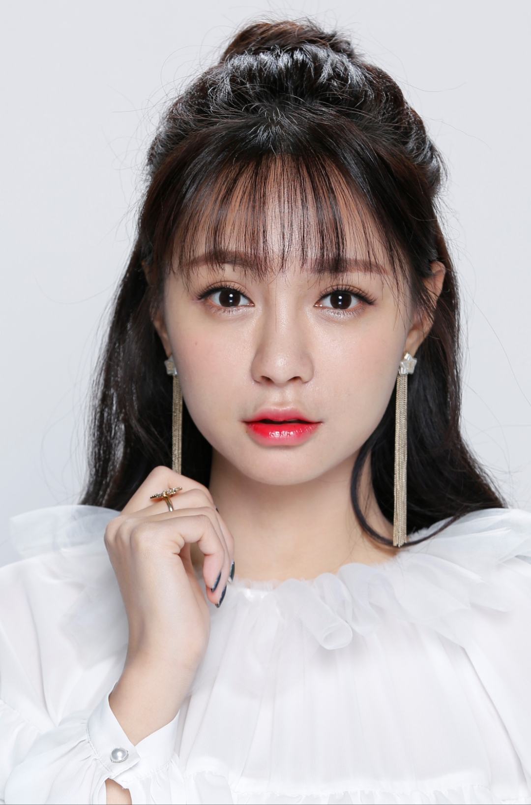 [比心] 梦辰穿着彩虹衣,站在灰墙边,手握书本,神情