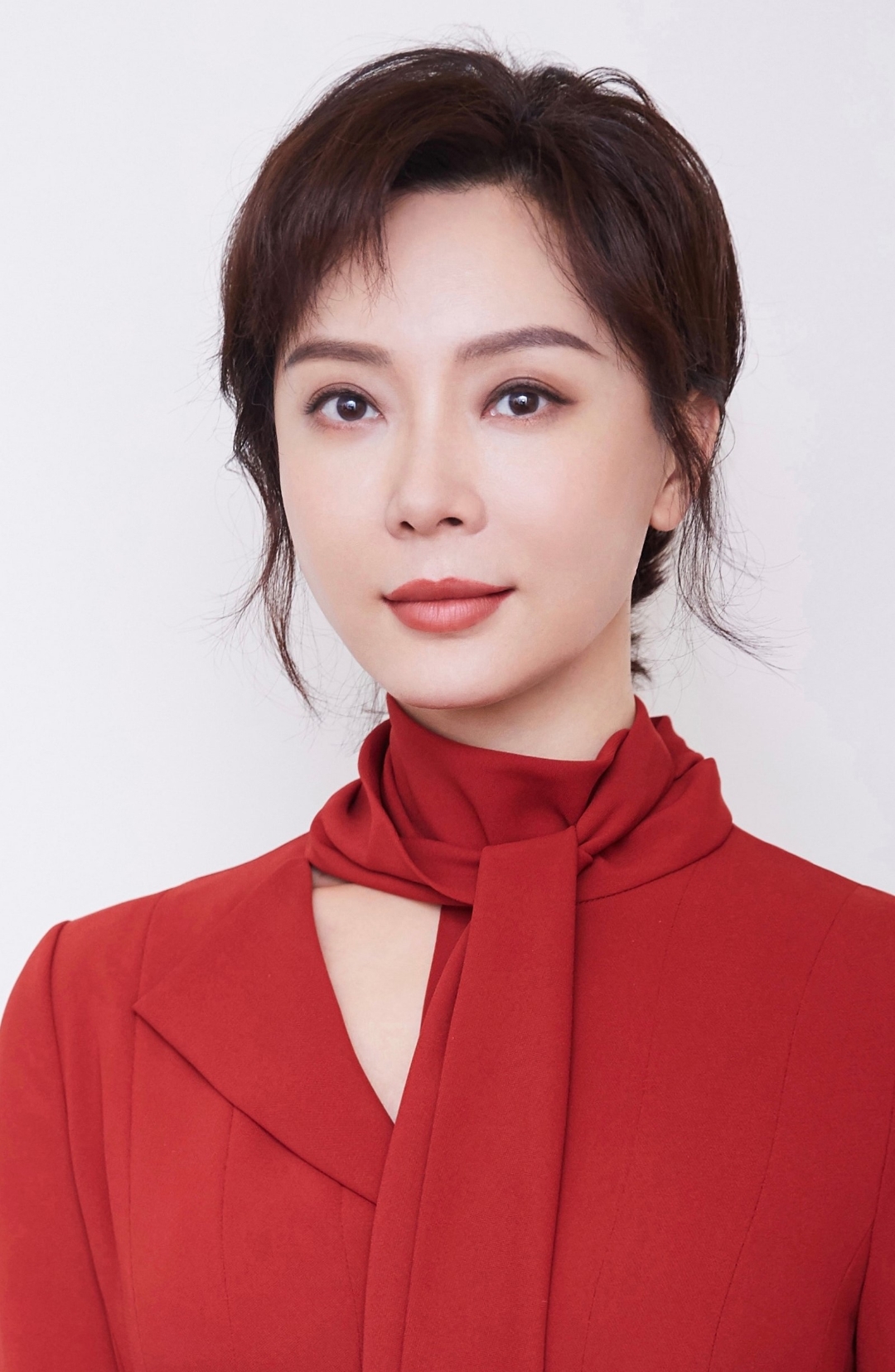 [鲜花] "小数女神,优雅气质满分,白西装搭配蝴蝶结