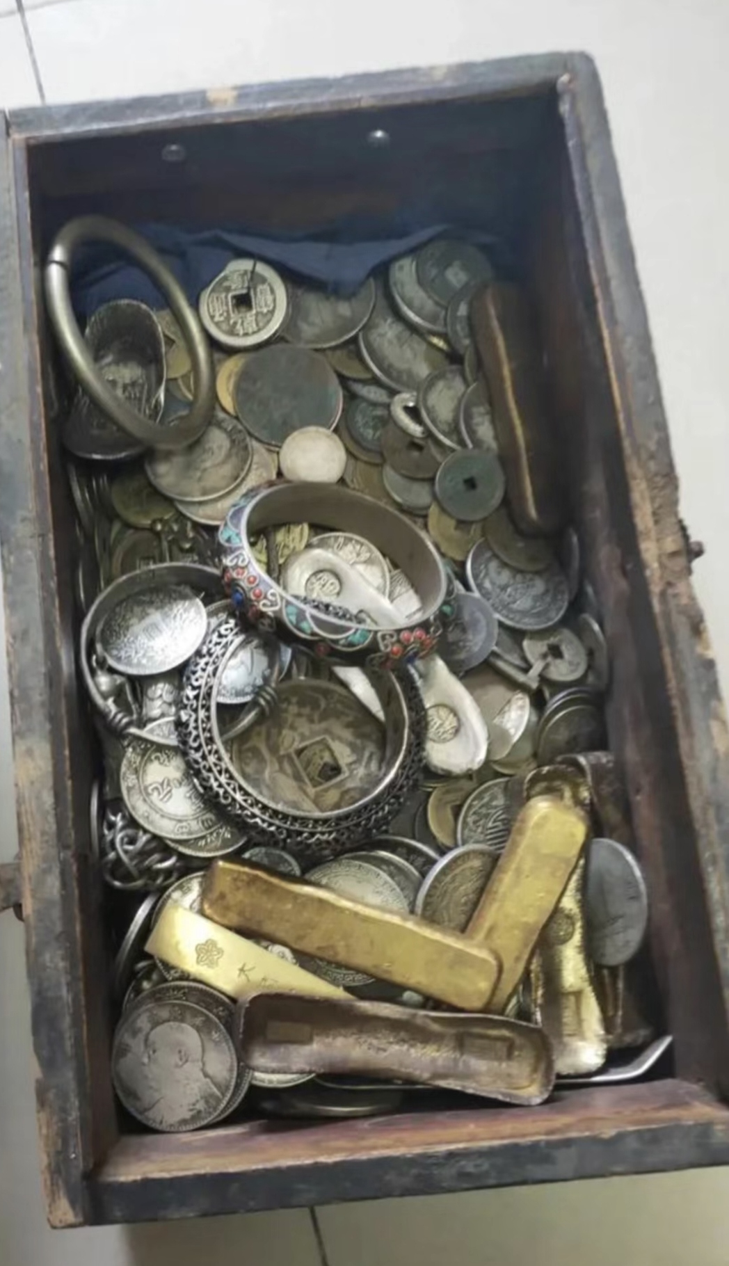 甘肃兰州这位老人离世后,那只老箱子中被发现的旧币,宛如一把把钥匙