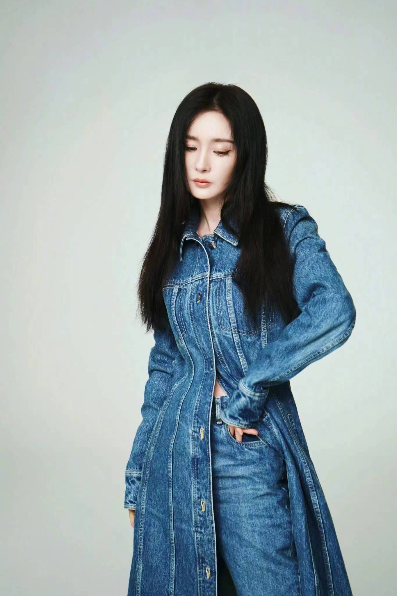 之前陈冠希请过在波士顿读书的欧阳娜娜做模特,拍球衣宣传照