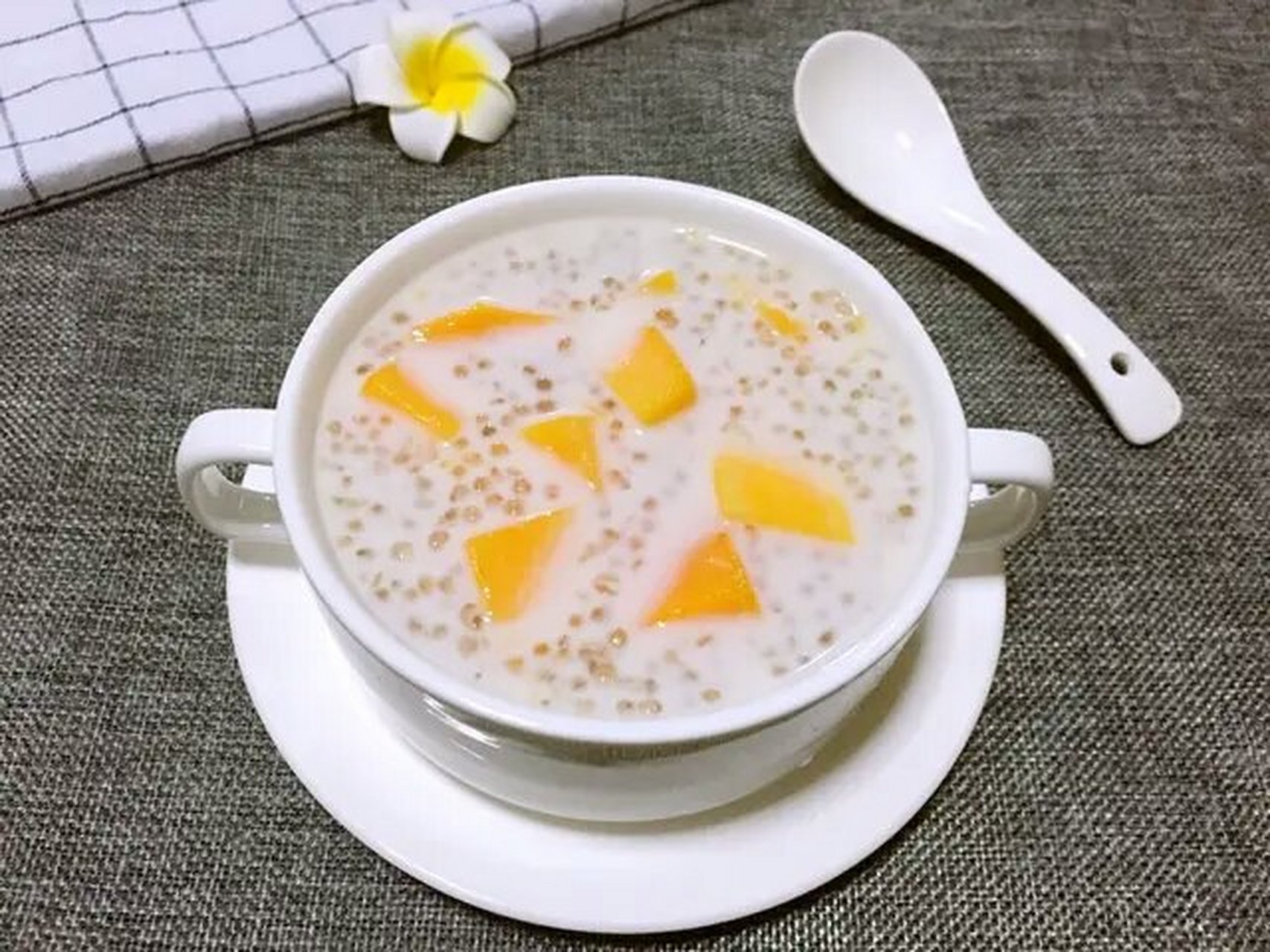 城市生活家# 芒果牛奶西米露  芒果西米露做法相对简单,味道口感隙栽