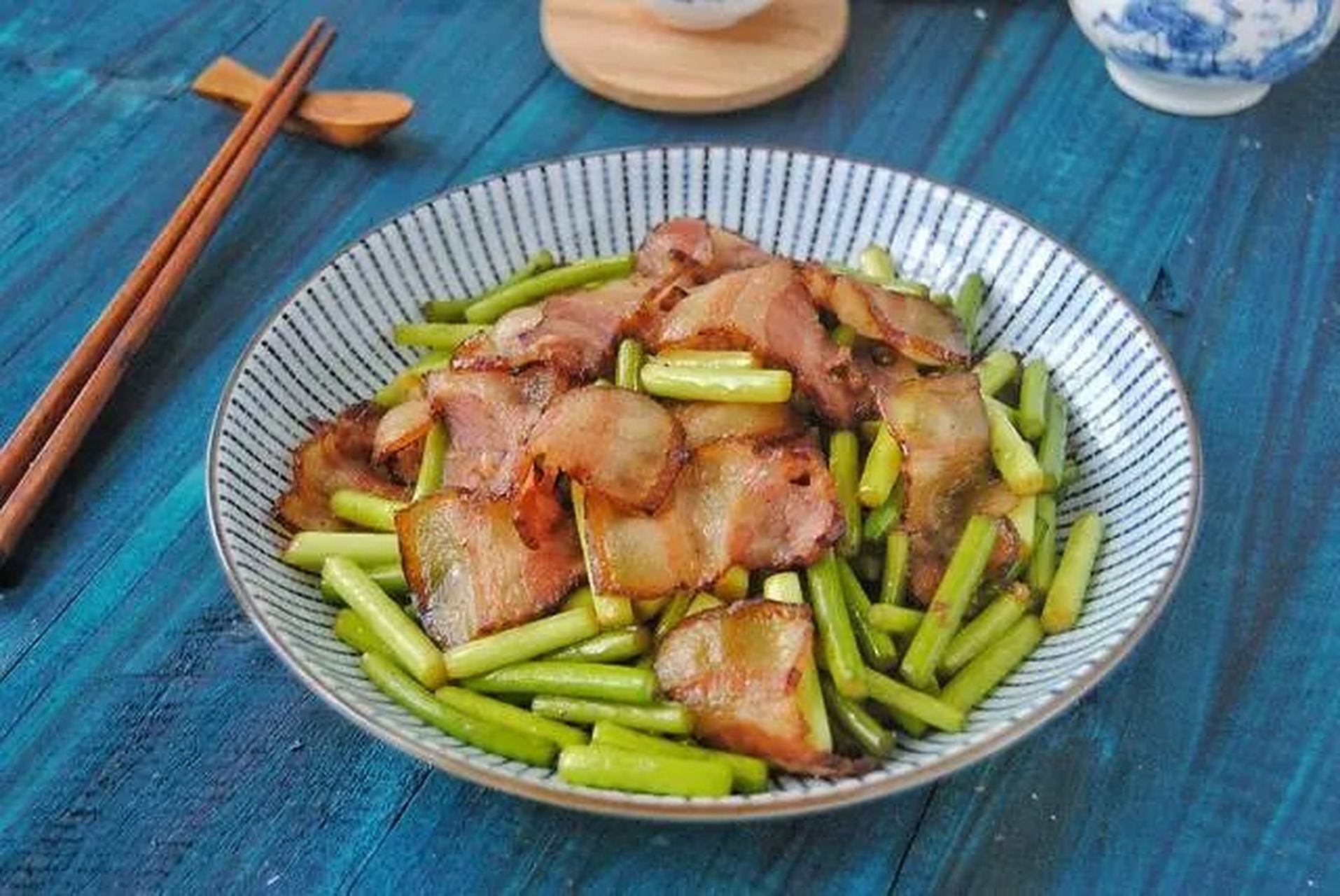 探店硬实力【蒜苔炒腊肉 熏肉200克,蒜苔250克,姜片4片,料酒5克