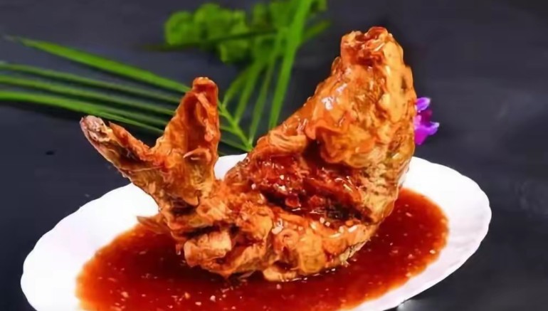 糖醋鲤鱼  鲤鱼在鲁菜中占据着重要的地位,这道菜的特点是色香味俱佳