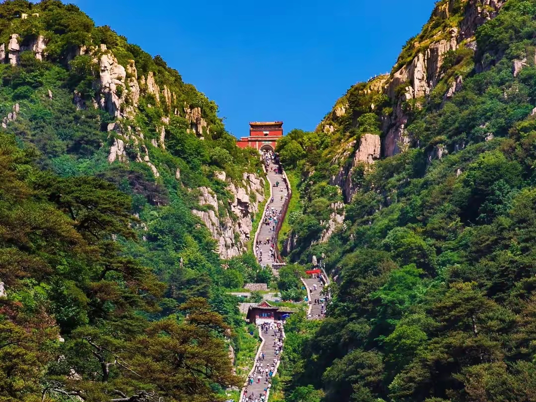 泰山风景名胜区  自然和人文景观:泰山风景名胜区位于山东省泰安市