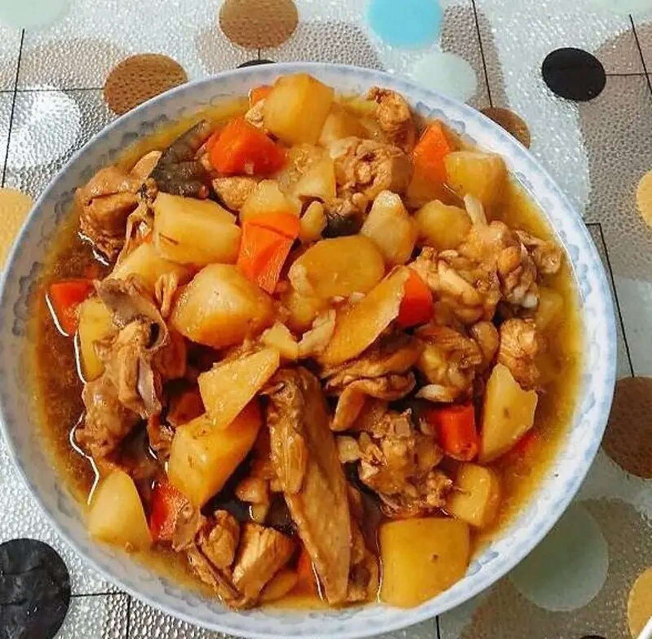 秋日限定菜单 土豆鸡块 用料 土豆;鸡胸脯肉;食用油;蒜苗;干辣椒