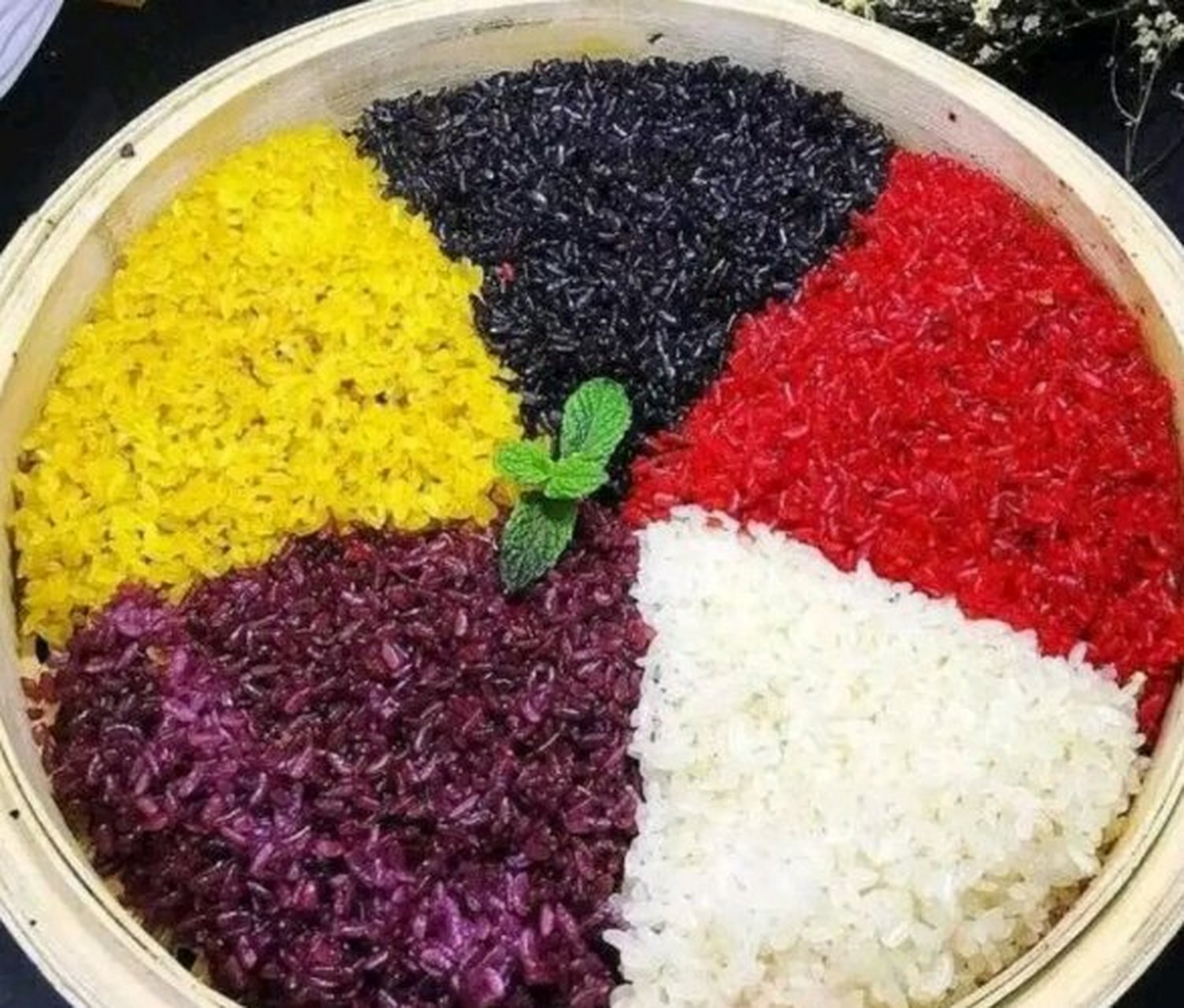 广西人的三月三# 吃五色糯米饭  五色糯米饭是苗族,壮族等少数民族