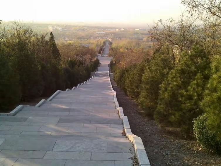 黑铁山旅游风景区  黑铁山旅游风景区位于淄博张店区东北部卫固镇,距