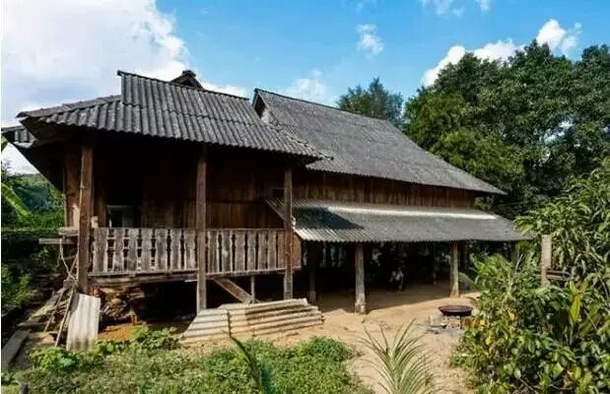 可以去傣家竹楼,在橄榄坝,勐仑,基诺山寨都有迷人的傣族风情.