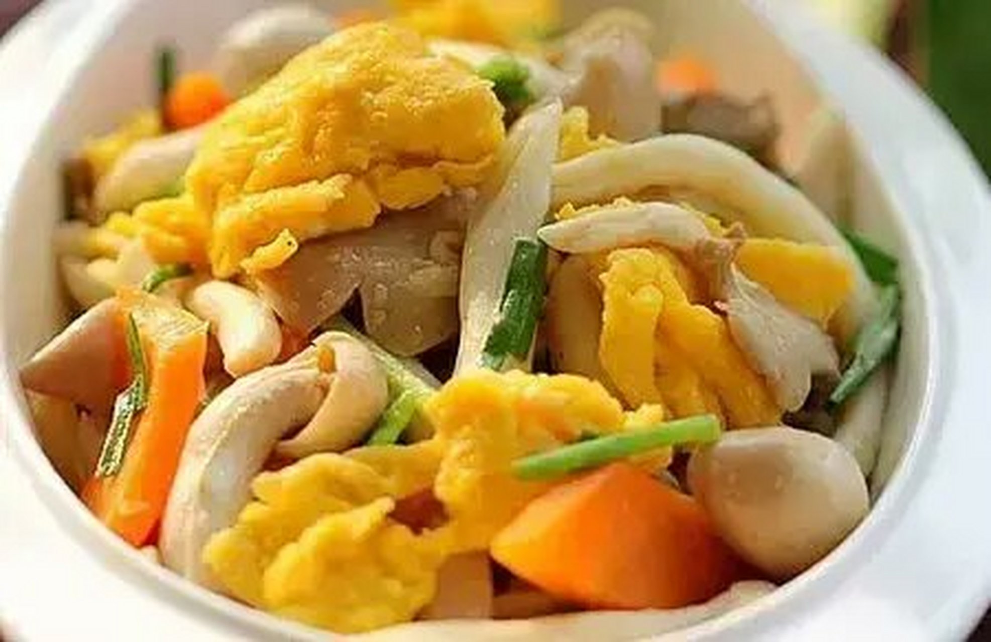 鸡蛋炒双菇  材料:  鸡蛋 3个,真姬菇 1把,胡萝卜 半根,小葱 1棵,食盐