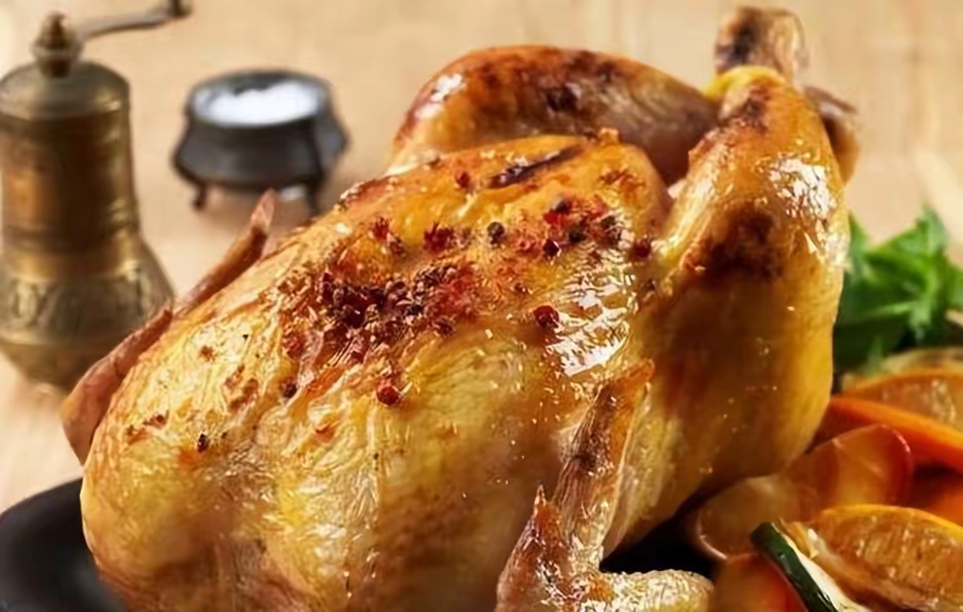 用的是百年老汤焖煮的,做出来的烧鸡焦黄发亮,散发着浓香,吃着酥烂