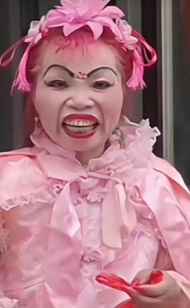 照片中的大妈也是像极了恐怖片中的人物