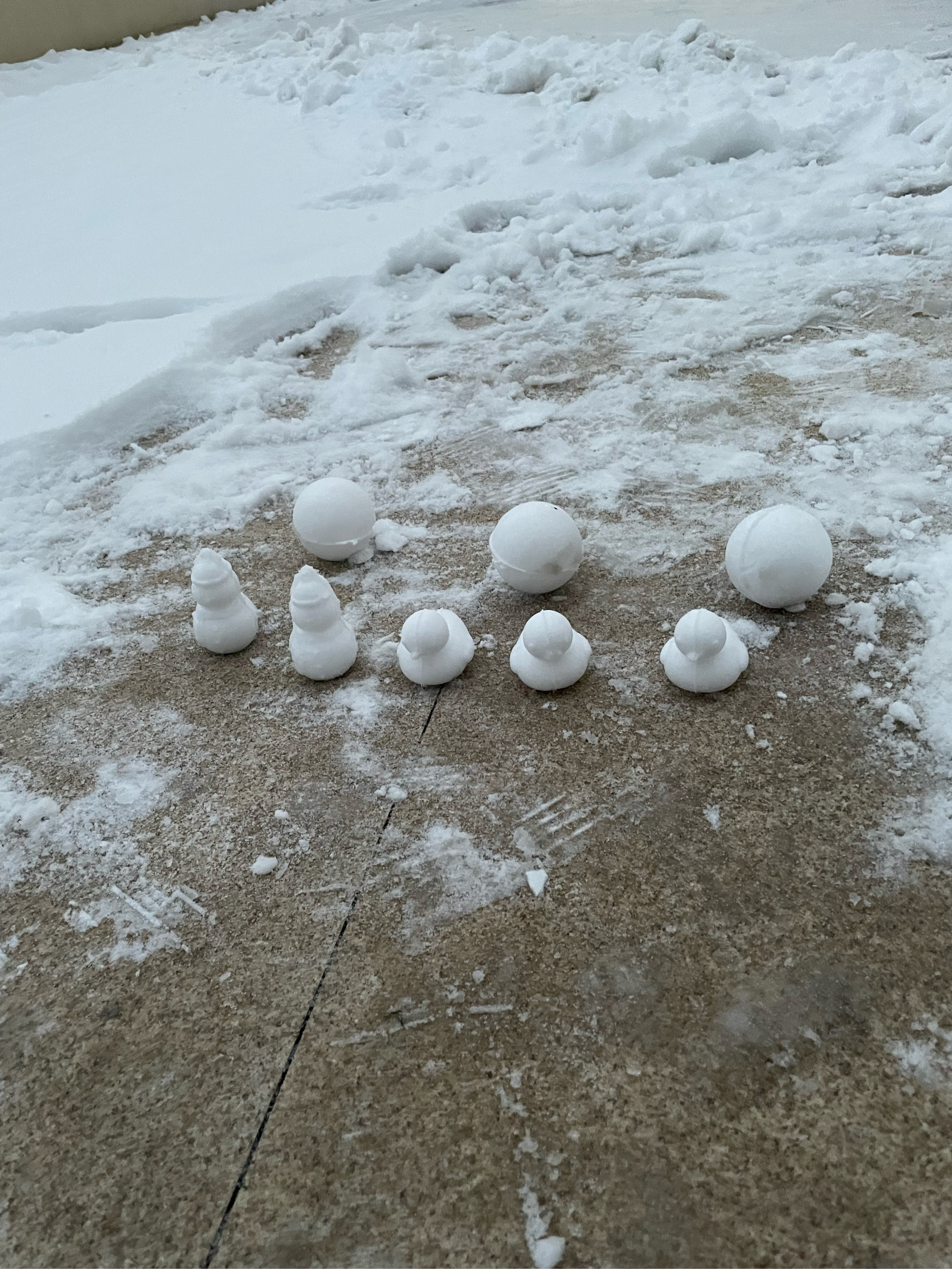 堆雪人图片现实图片