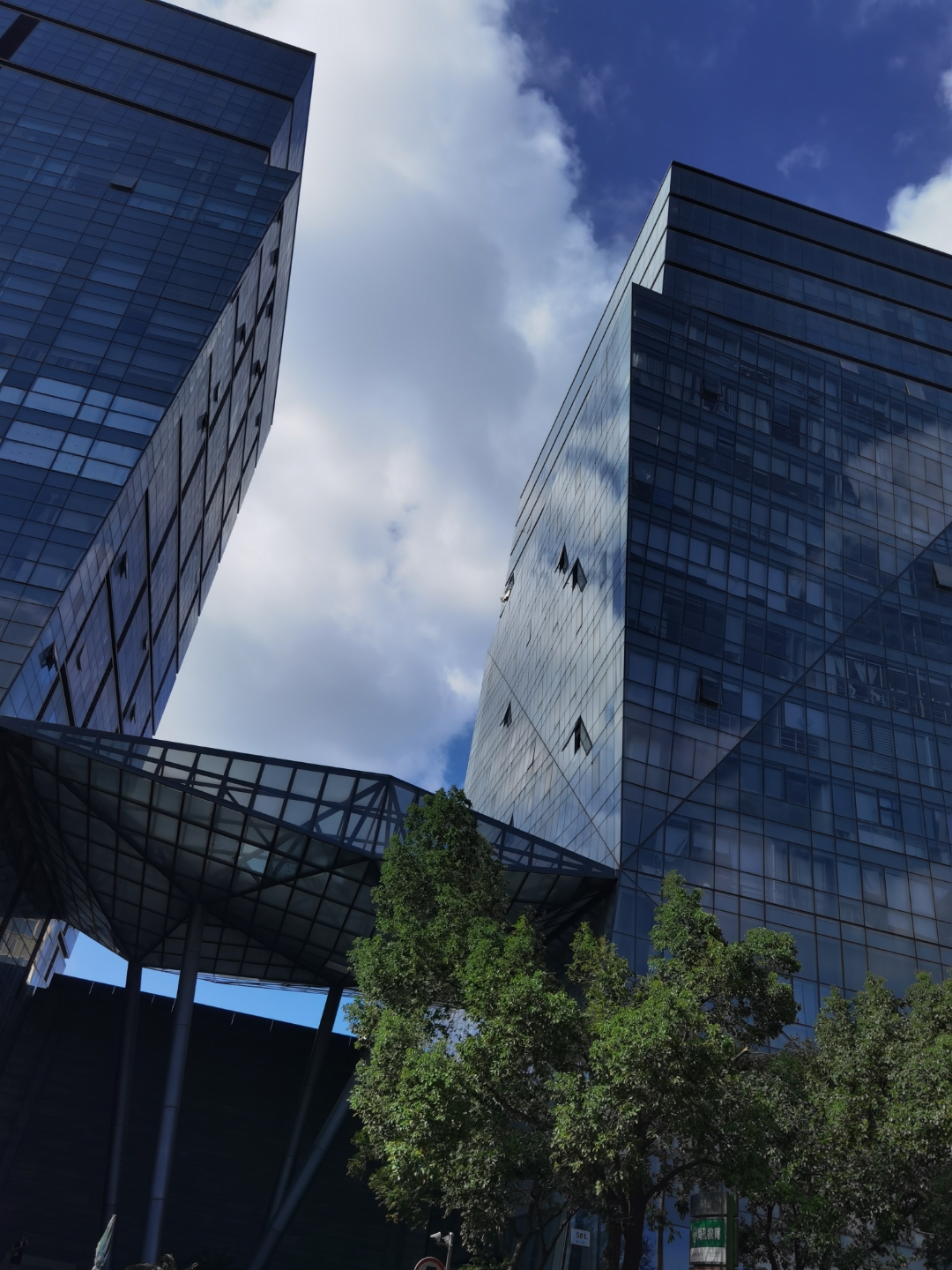 《台风继日是中秋暨听闻新型台 风欲续来于上海寄语中秋》