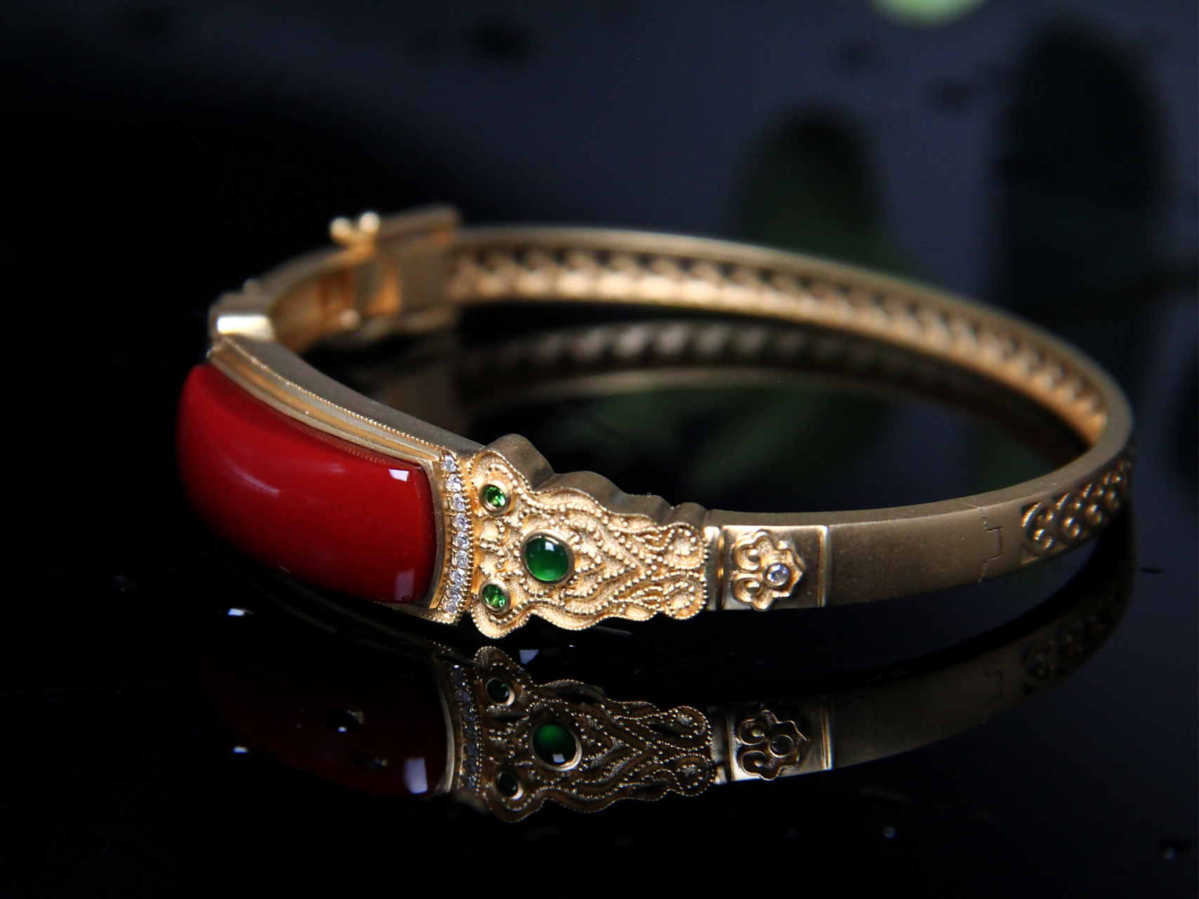 【18k金镶嵌玫瑰红手镯】 重量:18.6克 尺寸:裸石24.1×8.