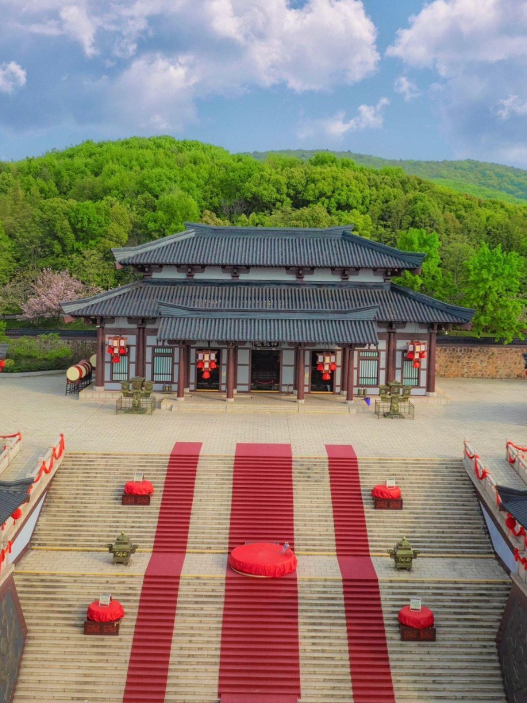 眼前这片宁静的海域,隐藏着一片梦幻的水上建筑群