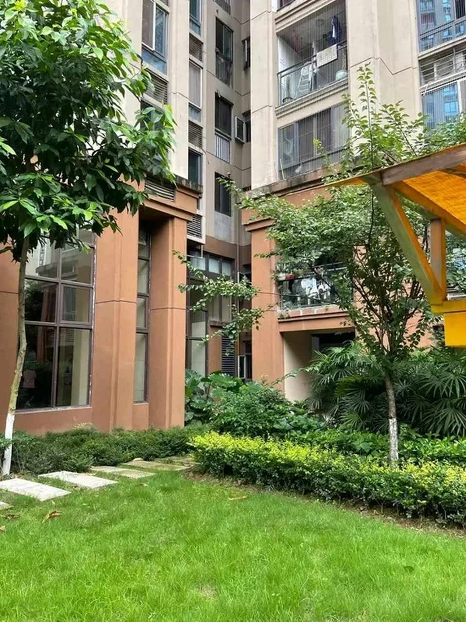 重庆两幼童15楼坠亡,嫌疑人系生父及其女 2020年11月,重庆市锦江华府