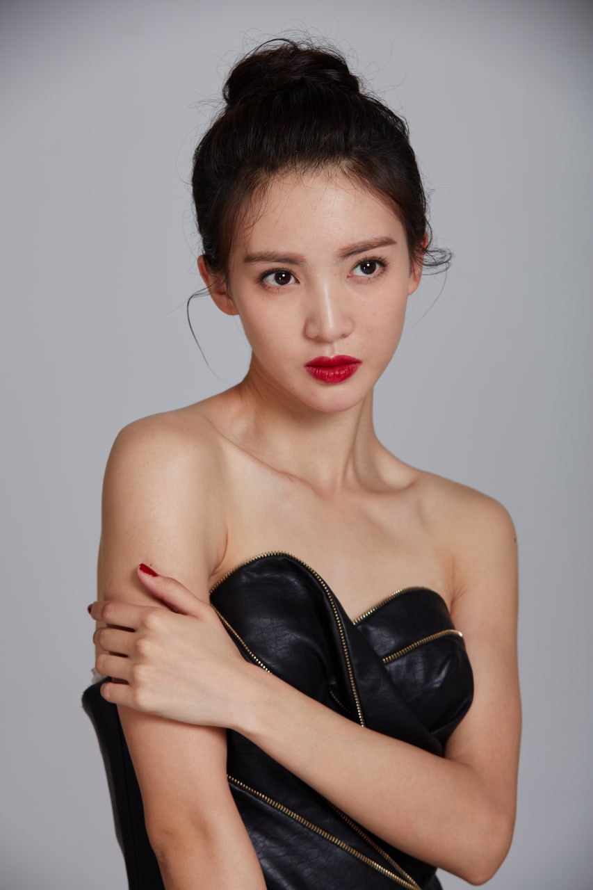 **金晨低胸高叉裙高清棚拍:细节之处见真章**