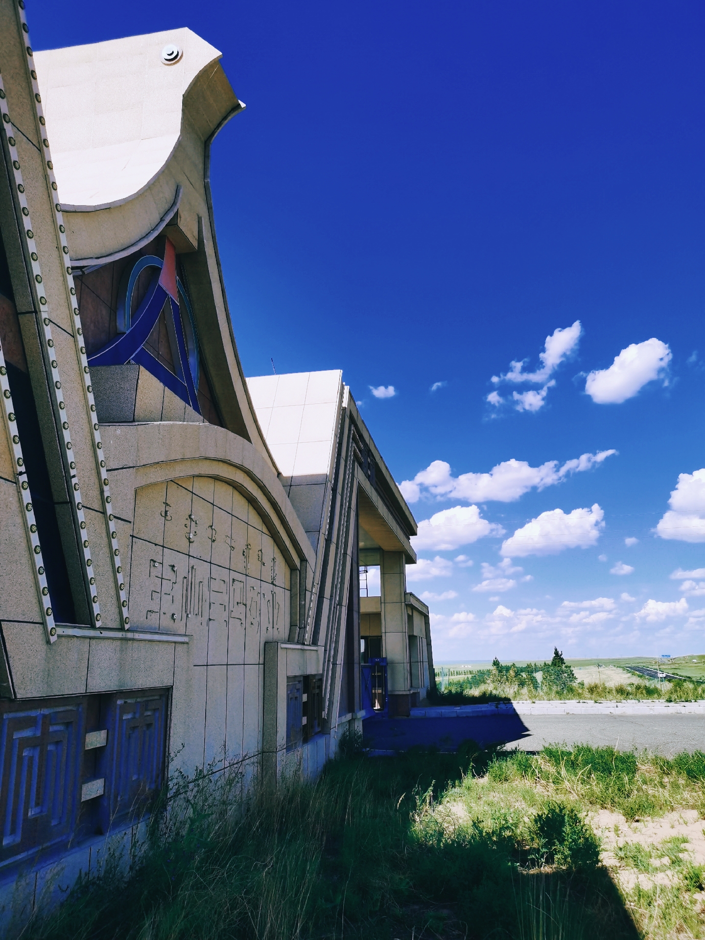 过了白音华收费站,一路在锡林郭勒大草原奔驰,的确让人忘记旅途的疲劳