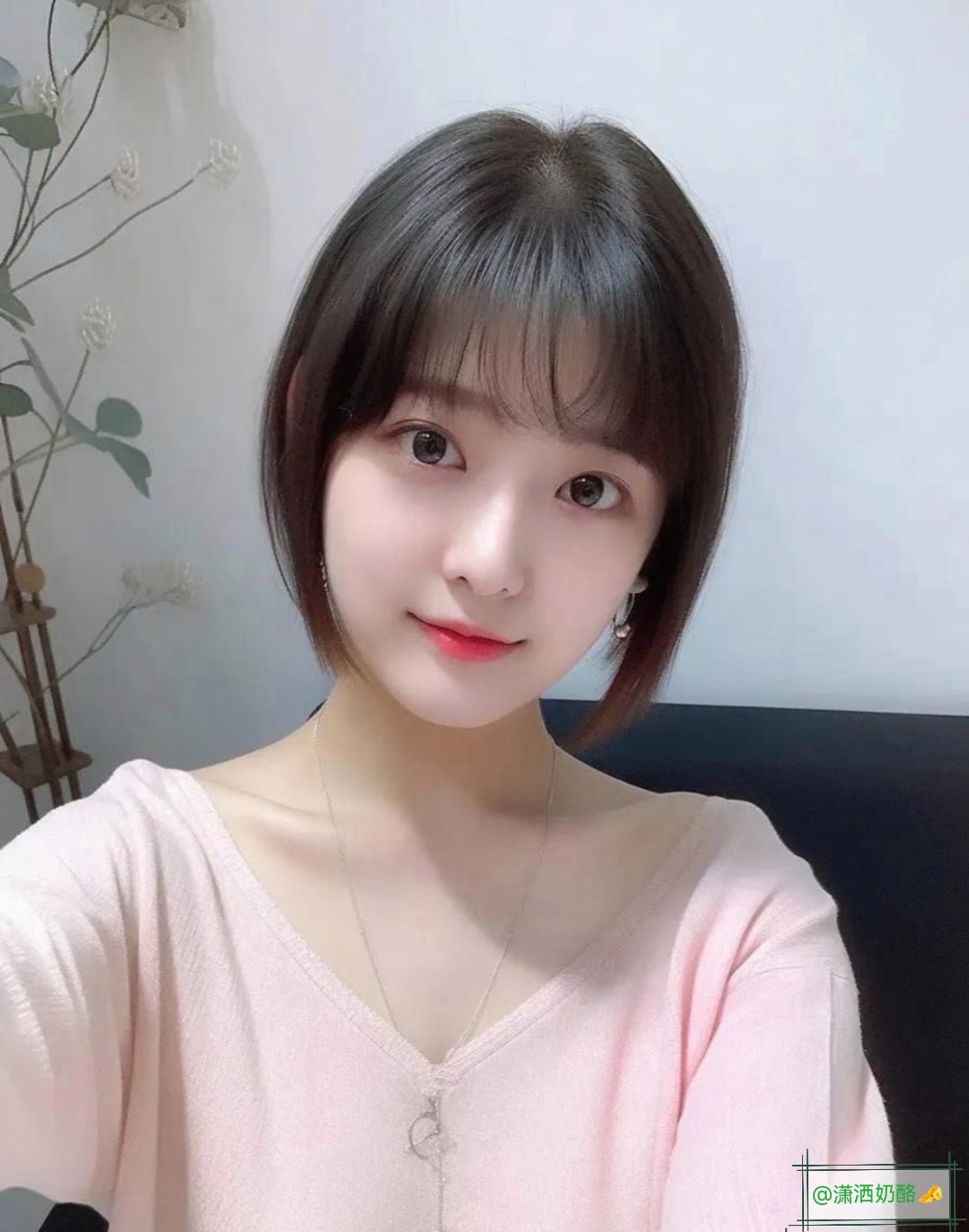 粉色的v领短袖,齐刘海短发,精致的妆容,她就是这夏日的风景线.