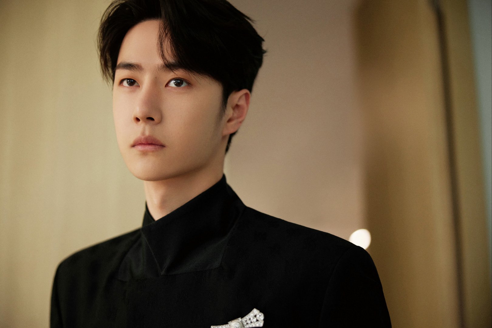 王一博工作照戒子里的工作人员倒影都被造谣,只能说王一博太帅太优秀