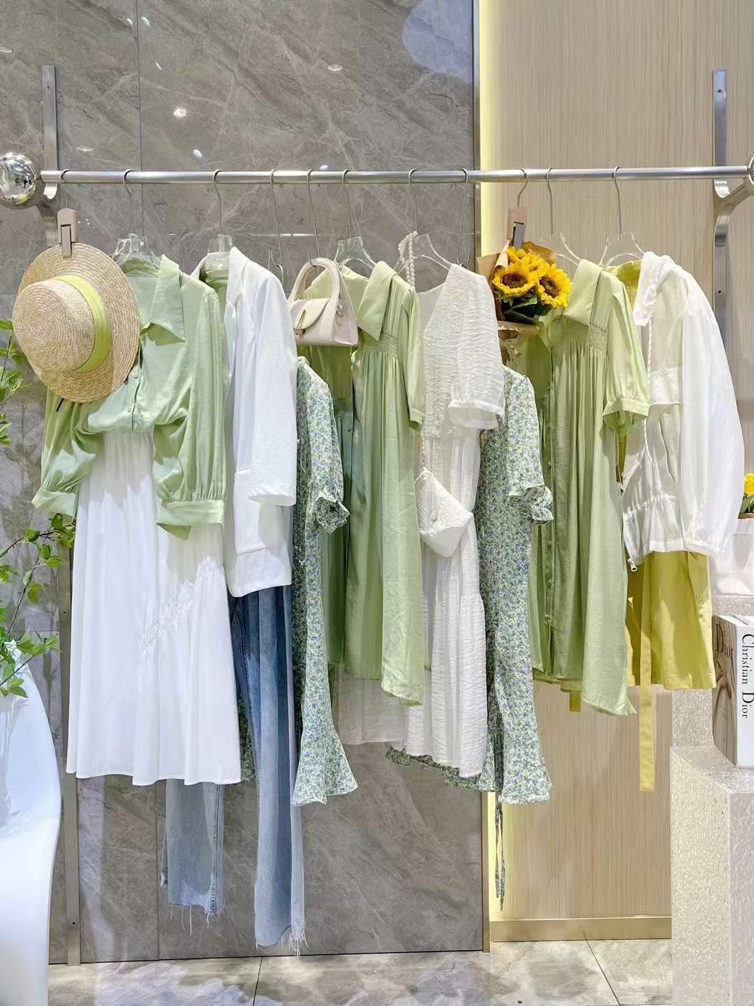 全新高品质品牌折扣女装尾货货源批发低价清仓,三彩,欧时力,太平鸟