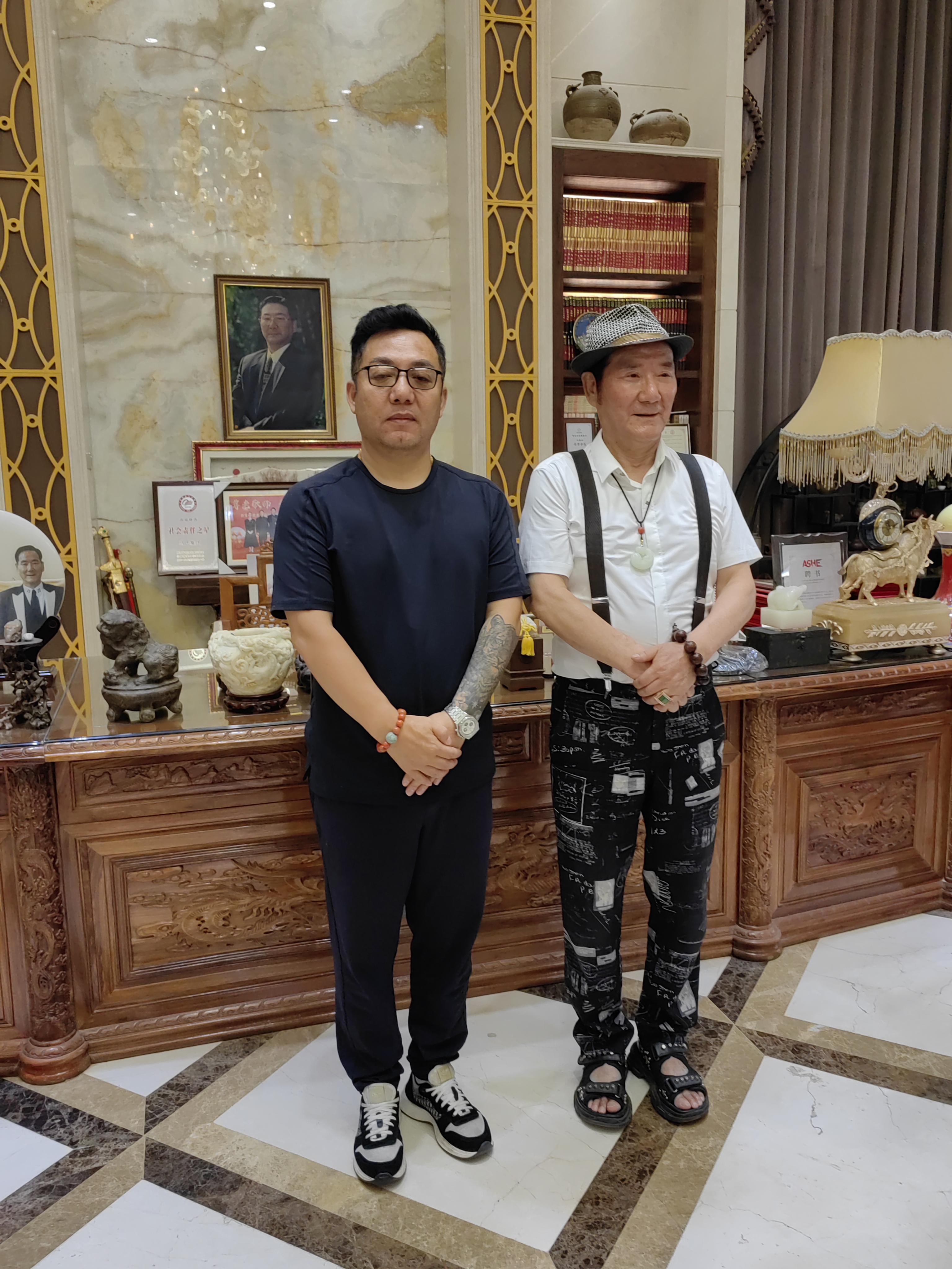 率领产业中心一行,拜访了洪门总顾问,一代跤王马胜利先生