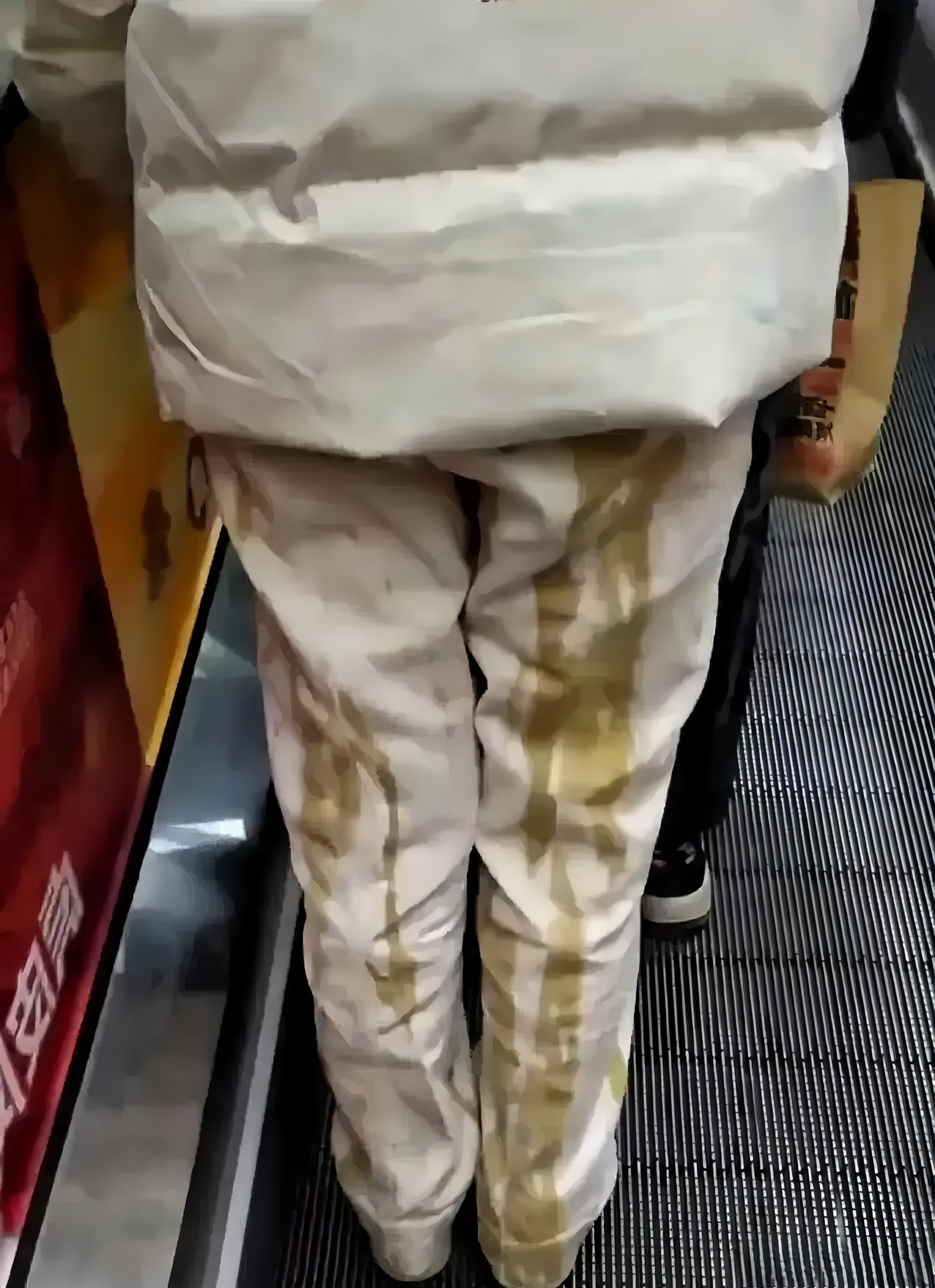 还是她不小心被涂上什么了?我要不要提醒一下她,给她说一说呢?