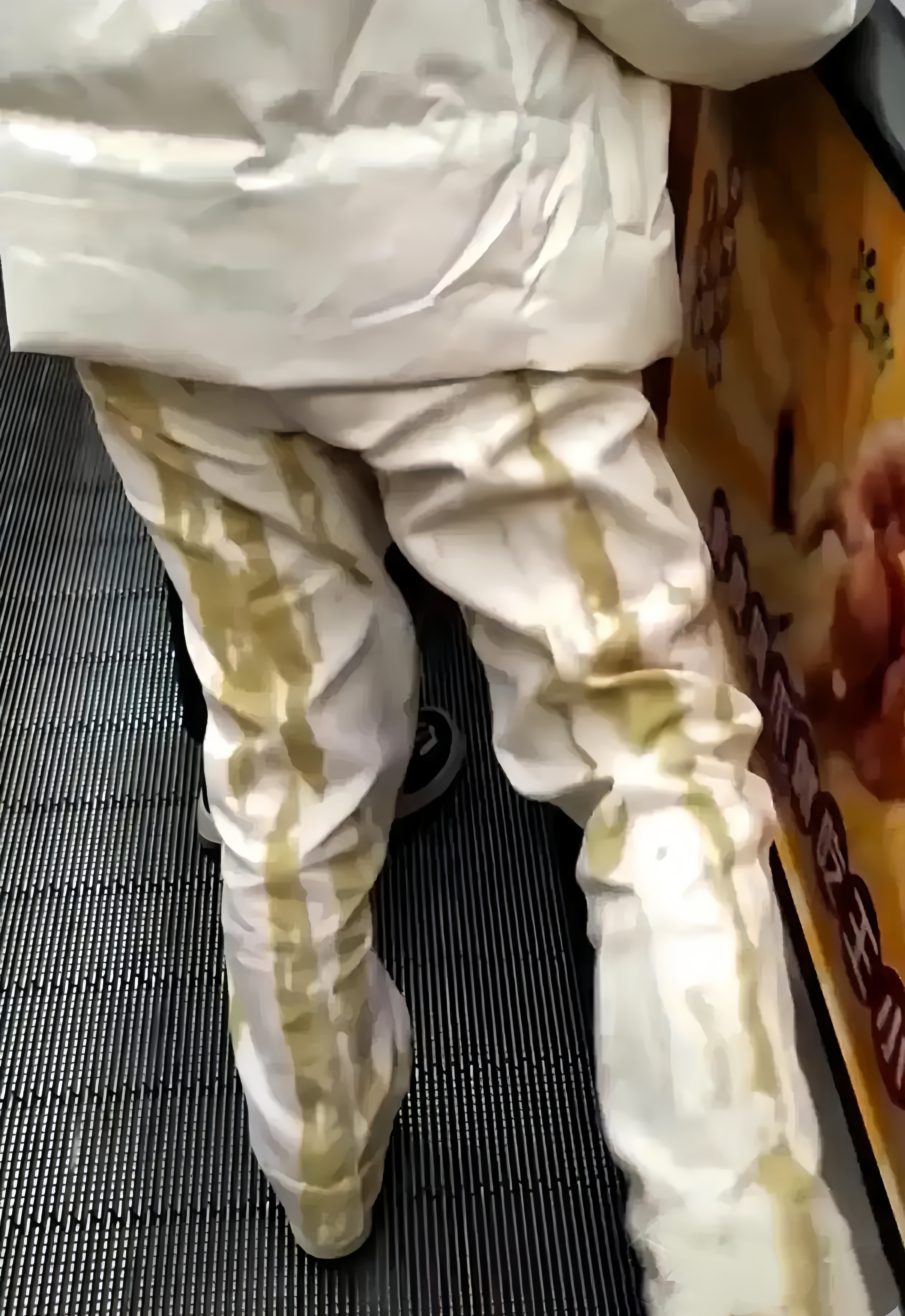 还是她不小心被涂上什么了?我要不要提醒一下她,给她说一说呢?