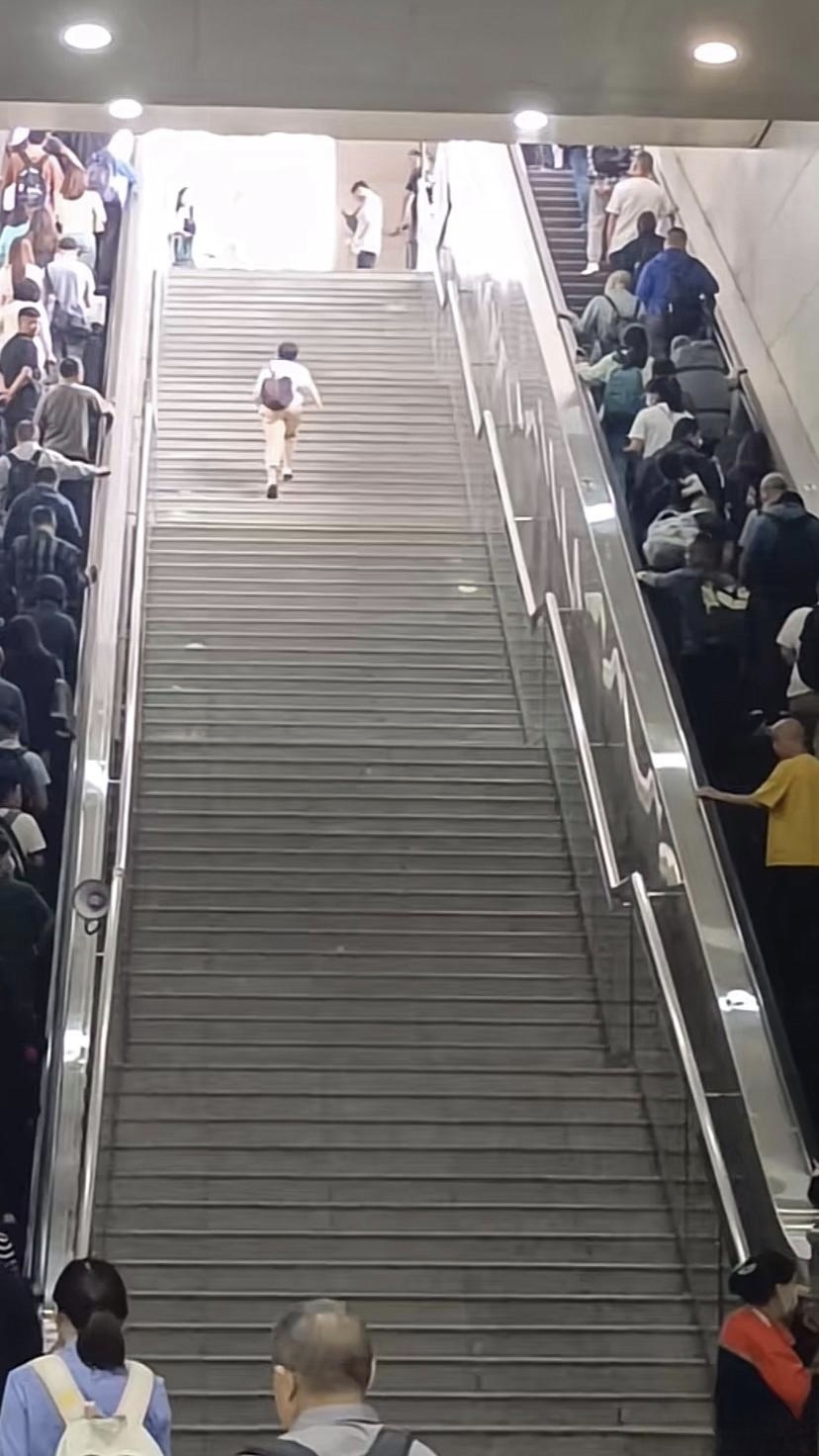 拿行李箱的没办法嘛,只能等电梯,那些空手的或者背个双肩包的也去挤