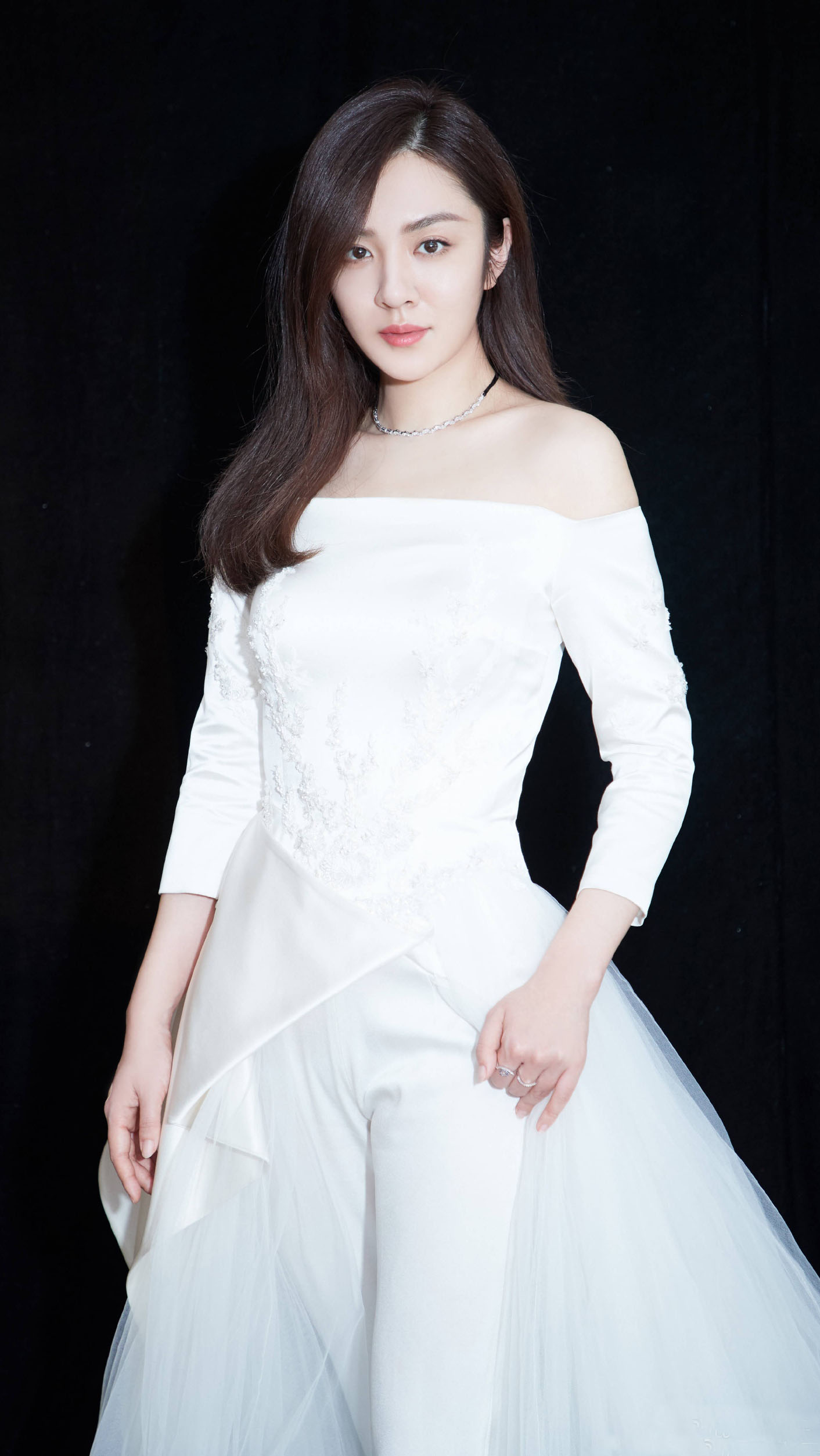 王晓晨优雅亮相,白色连体裤搭配梦幻长裙,女神范儿十足