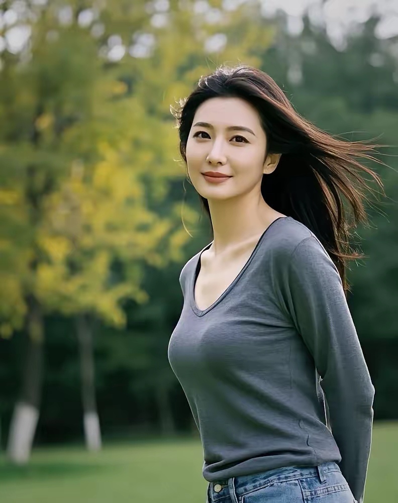 灰衣牛仔添随性, 长发飞扬韵万千