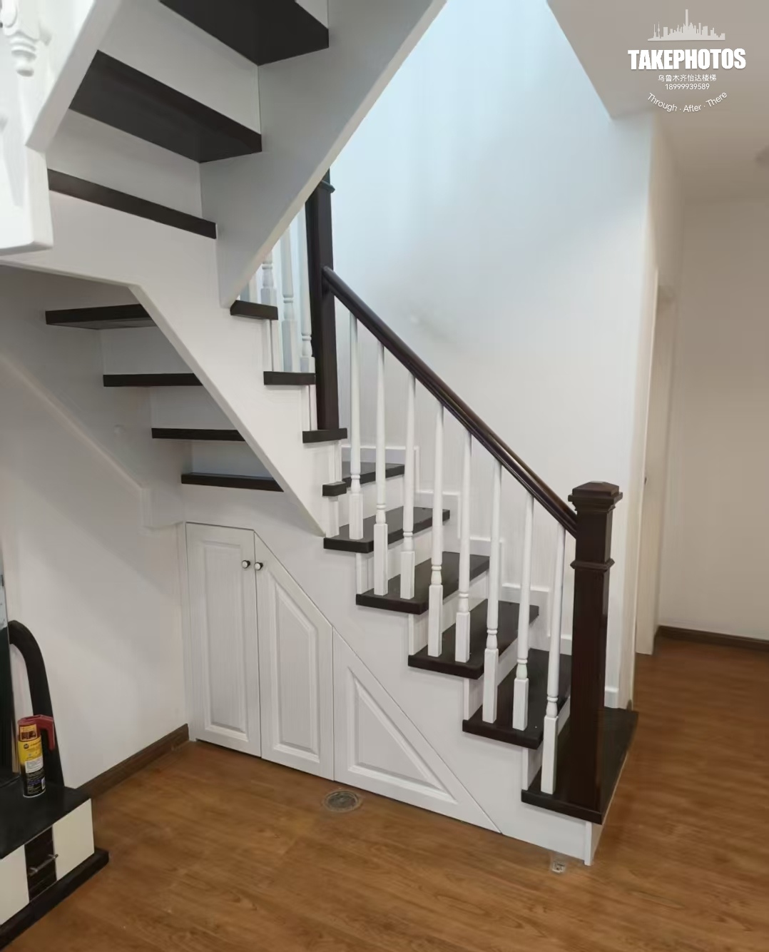 浅胡桃木色与白色实木楼梯的现代艺术设计解析