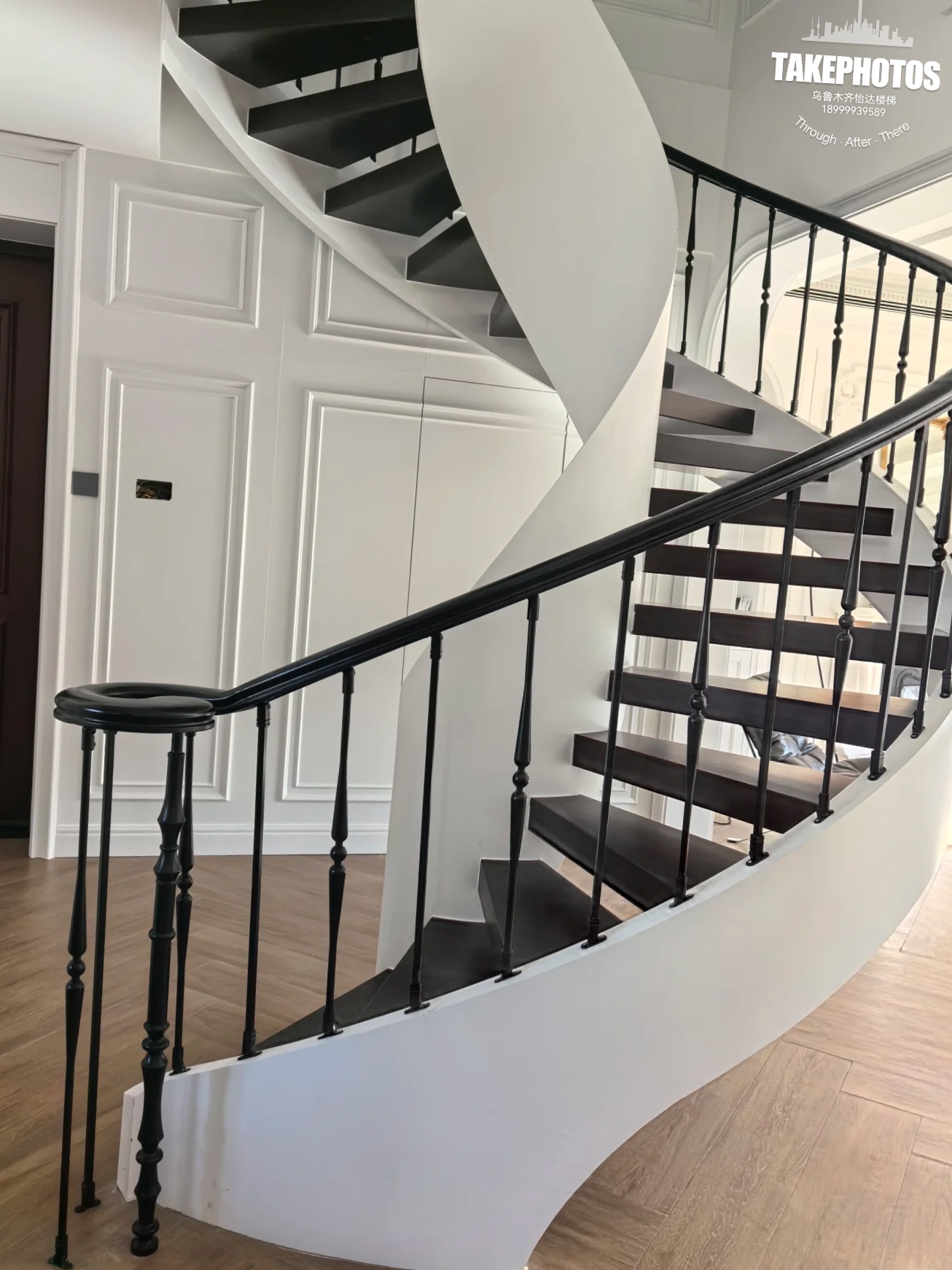 以下是关于弧形楼梯的一些关键点: 1