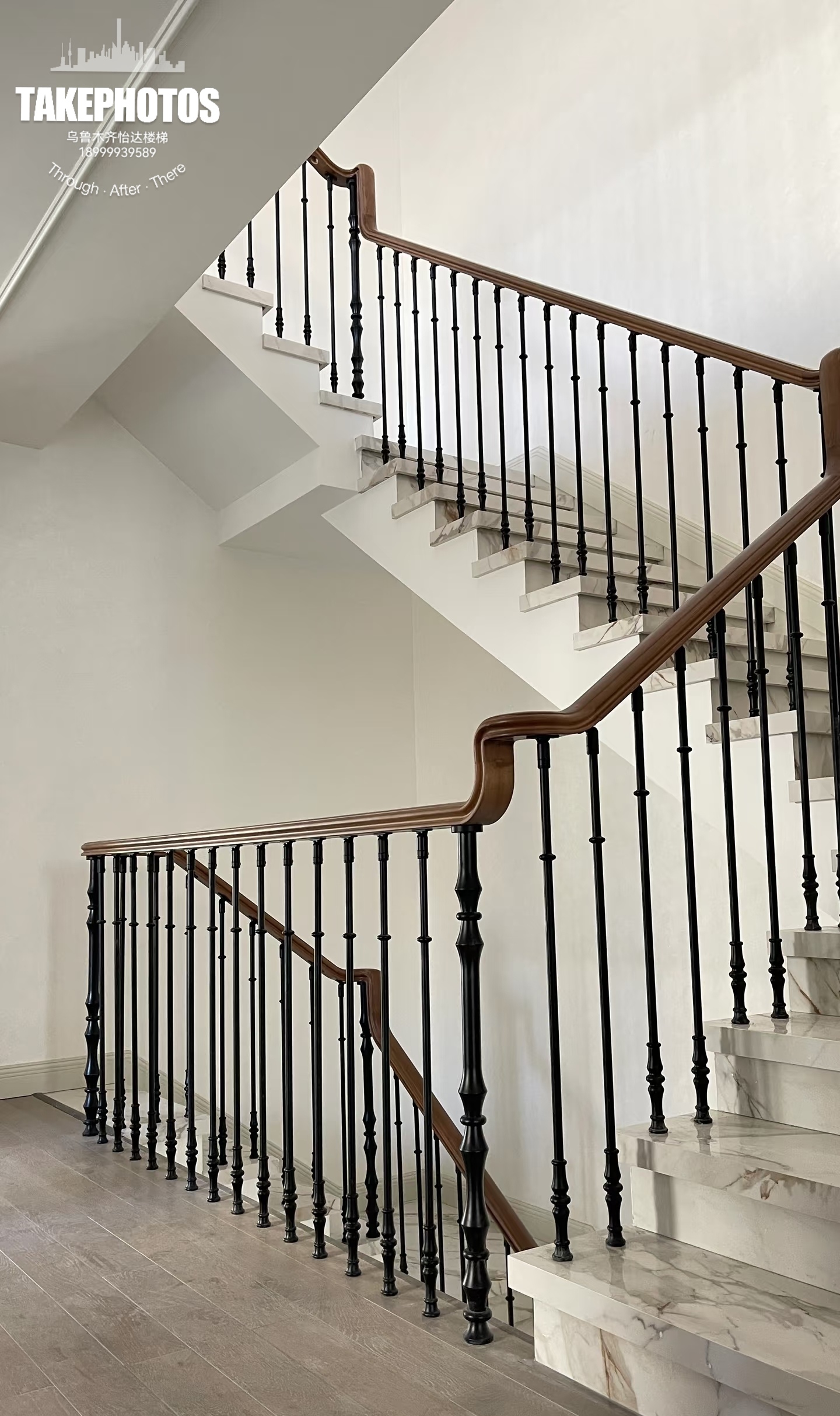 这种楼梯的艺术特点体现在多个维度: