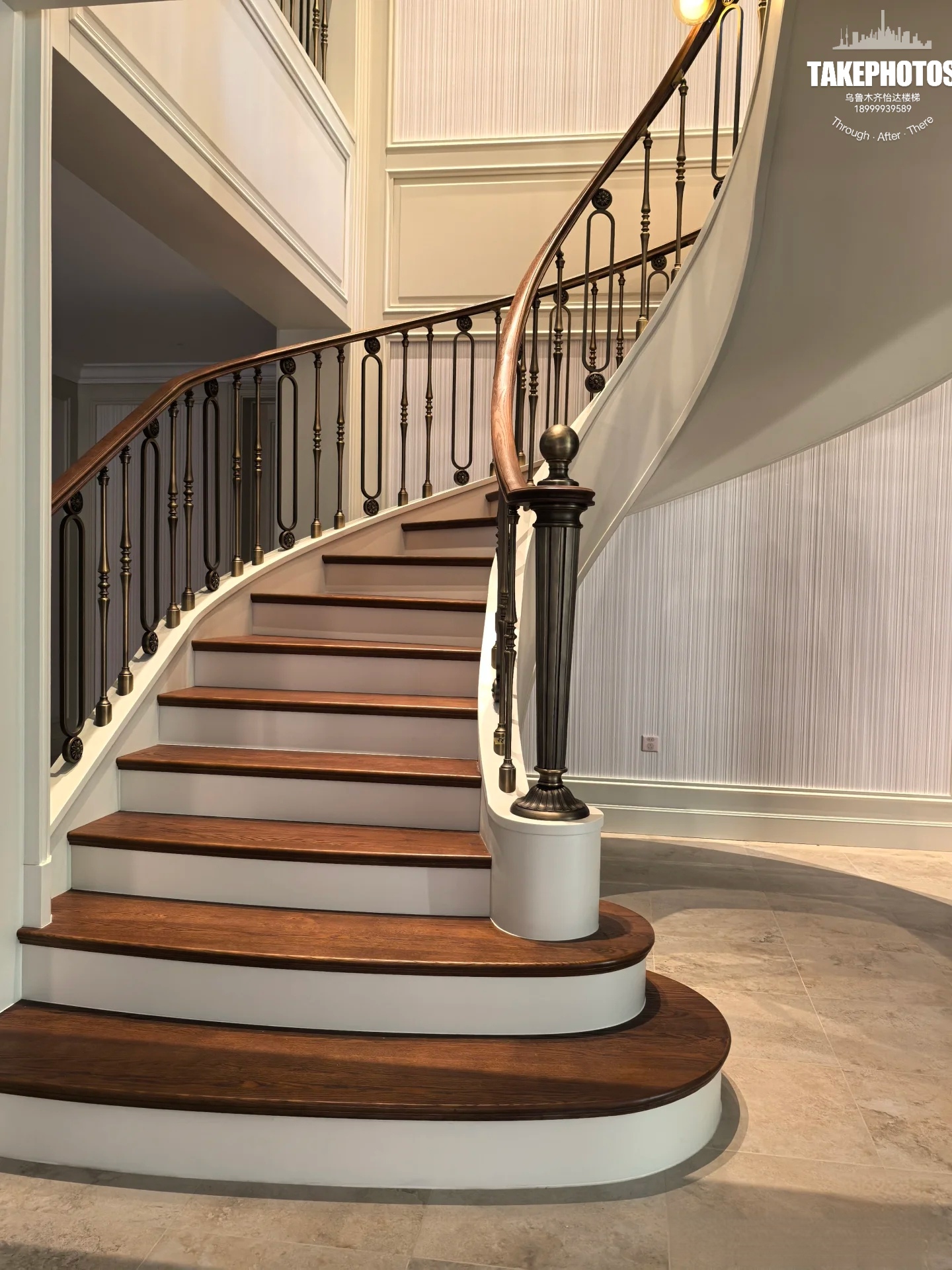 弧形楼梯,红橡木踏板,铝镁合金和实木扶手组合而成的护拦