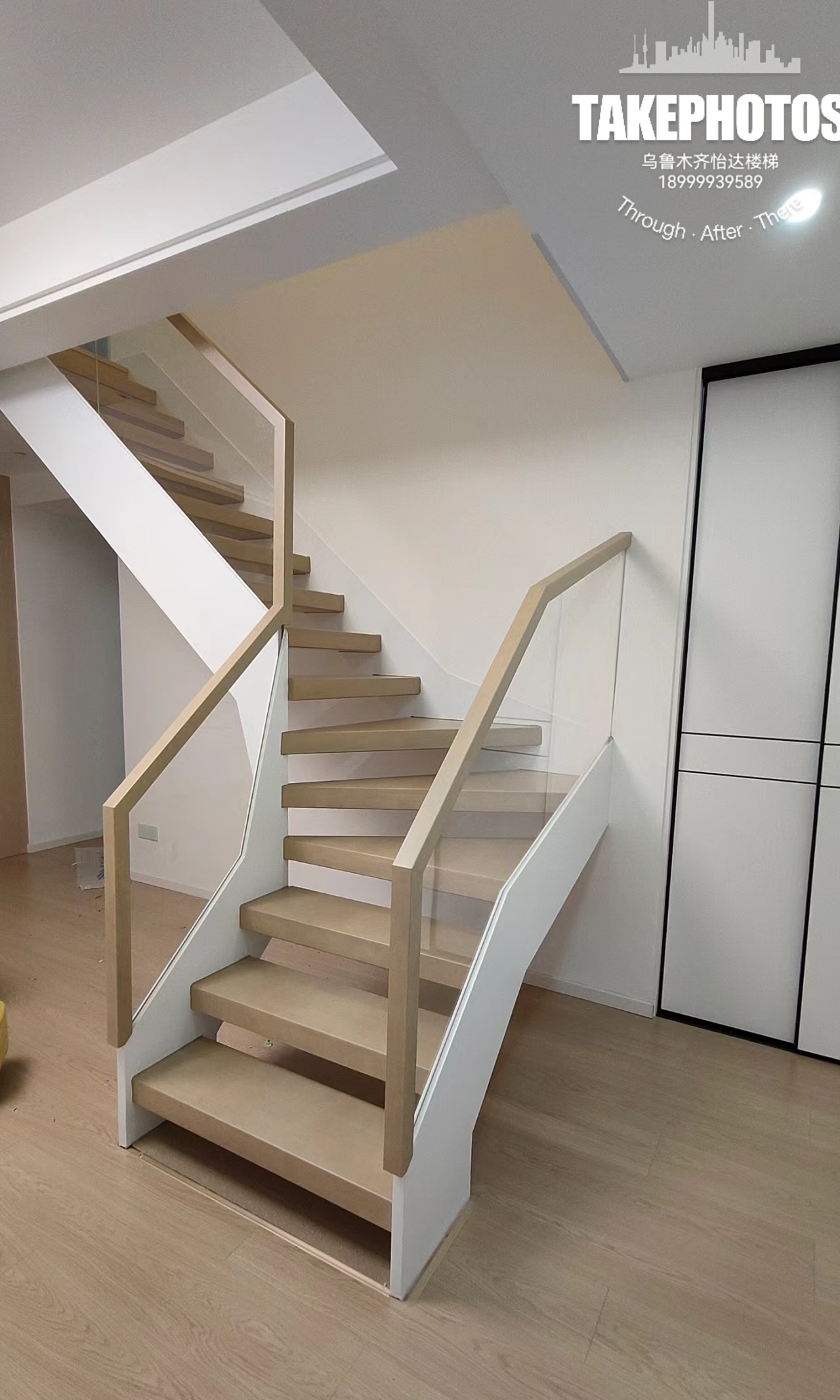 玻璃护栏钢木楼梯是一种结合了玻璃护栏和钢木踏板的楼梯结构