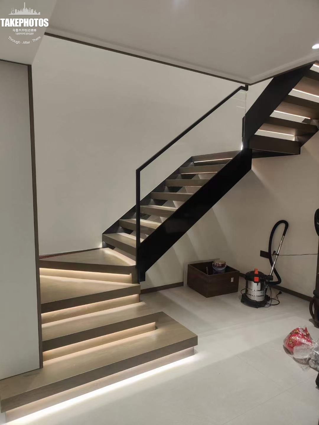 这种钢木楼梯巧妙融合现代工业元素与自然材质,其艺术魅力集中体现在