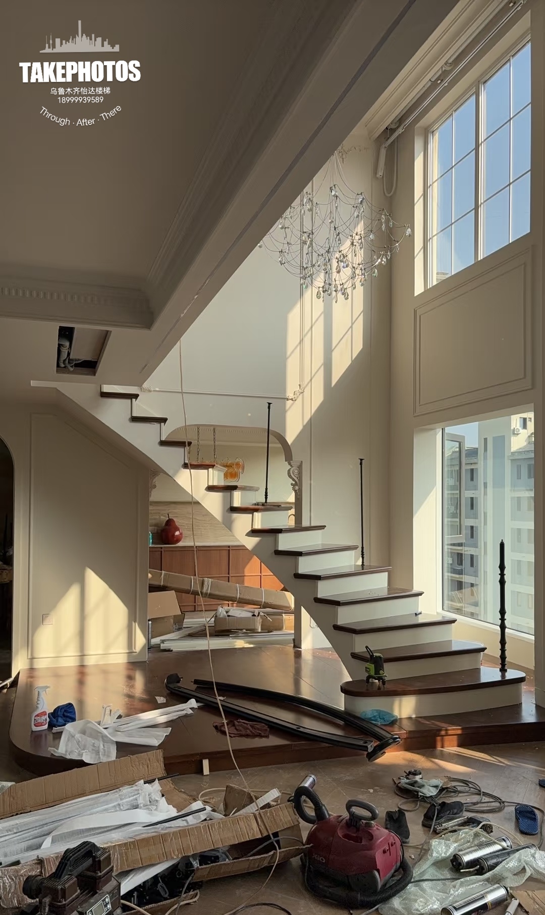 实木弧形楼梯,欧洲榉木,大梁和立板为白色,踏板为浅胡挑木色