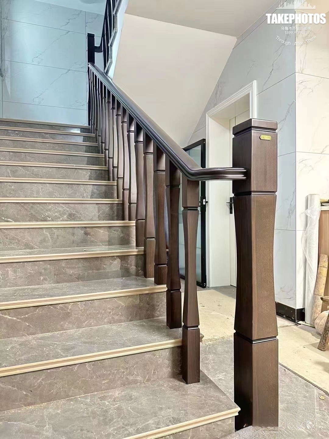 的设计领域,实木护栏的角色举足轻重,它既是保障使用者安全的坚固防线