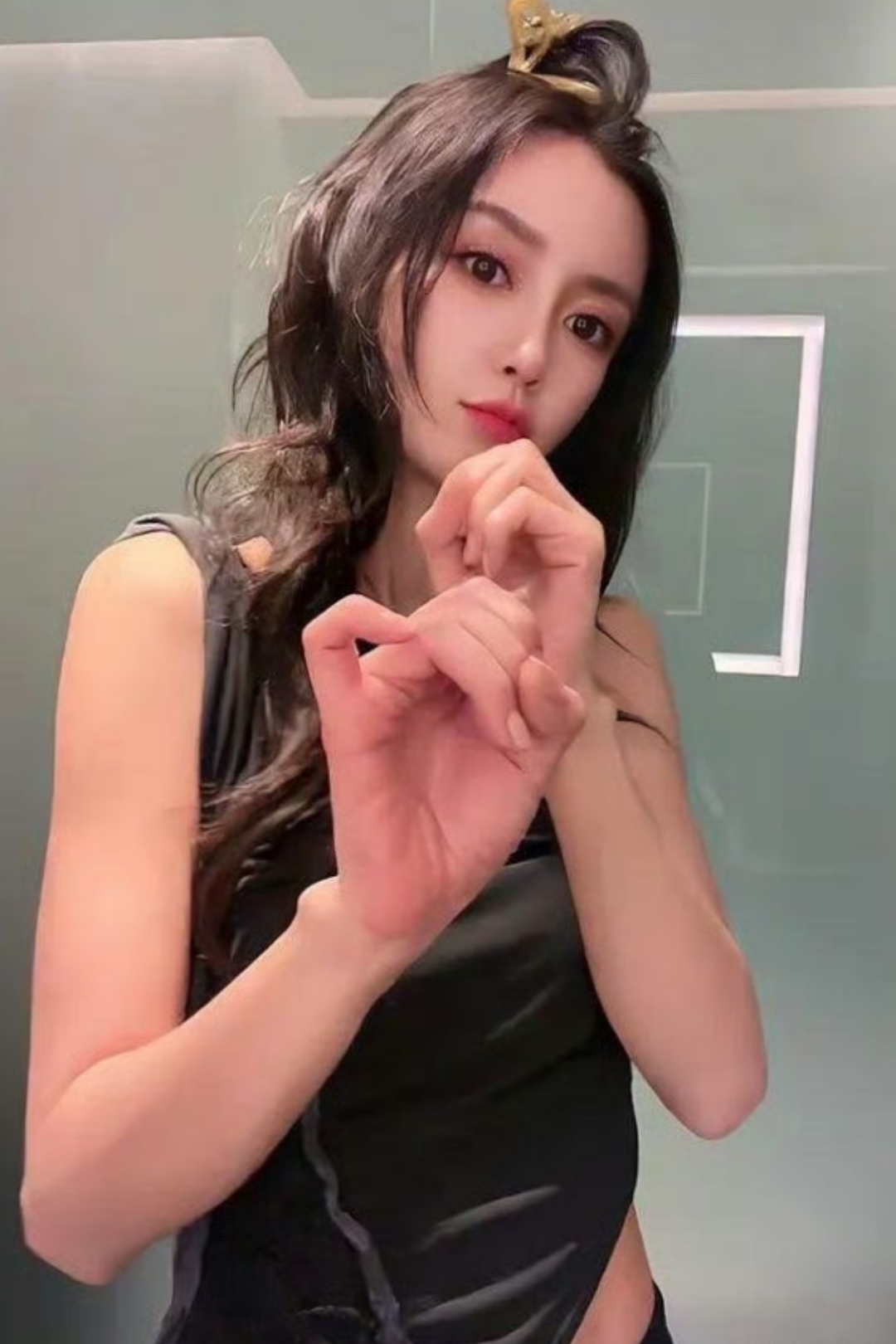 35岁杨颖在后台高调炫腹,穿肚兜衣大秀小蛮腰,这身材居然是7岁孩子妈?