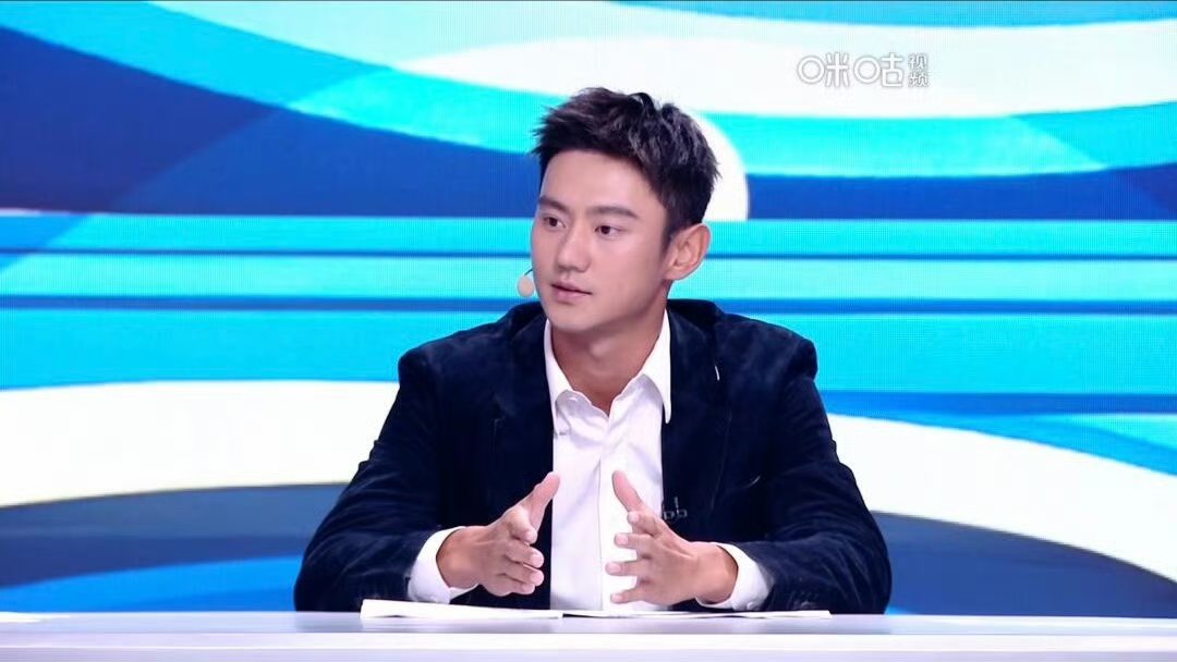 在直播室解说时候的宁泽涛跟以前完全没有变化,直播镜头都那么帅气!