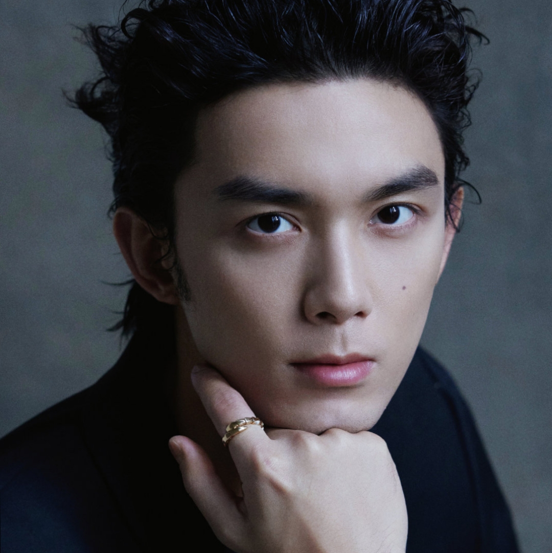 吴磊宝格丽活动这一身好阳刚,英气十足!