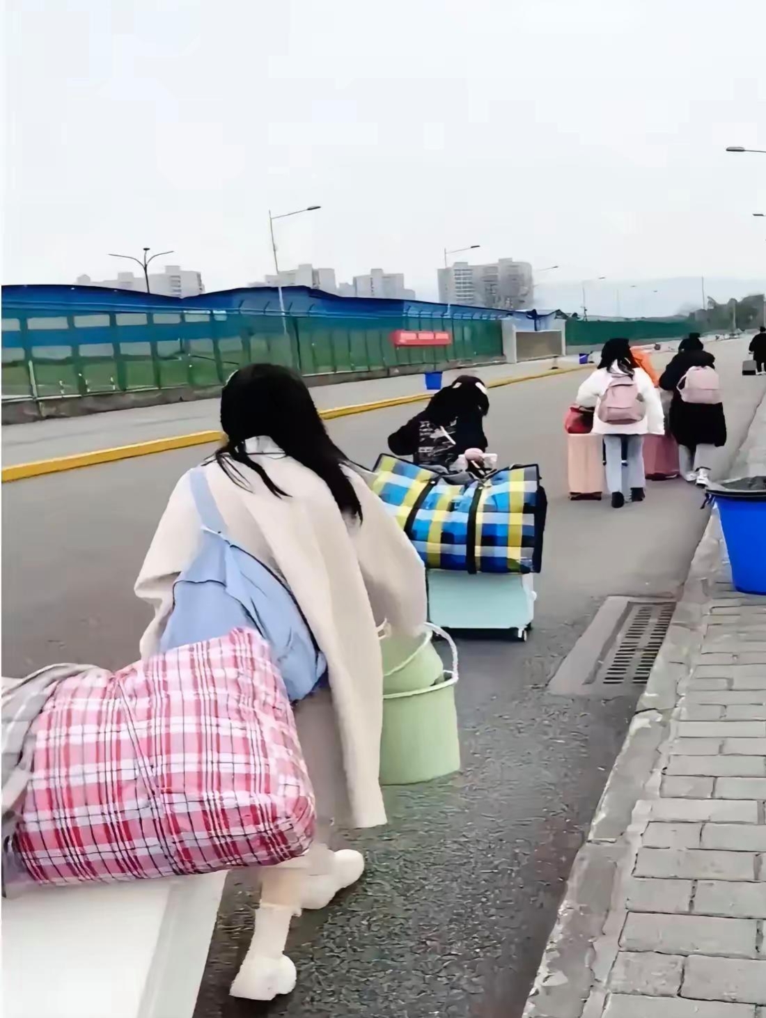 过完年就匆匆离家,大包小包踏上打工的路