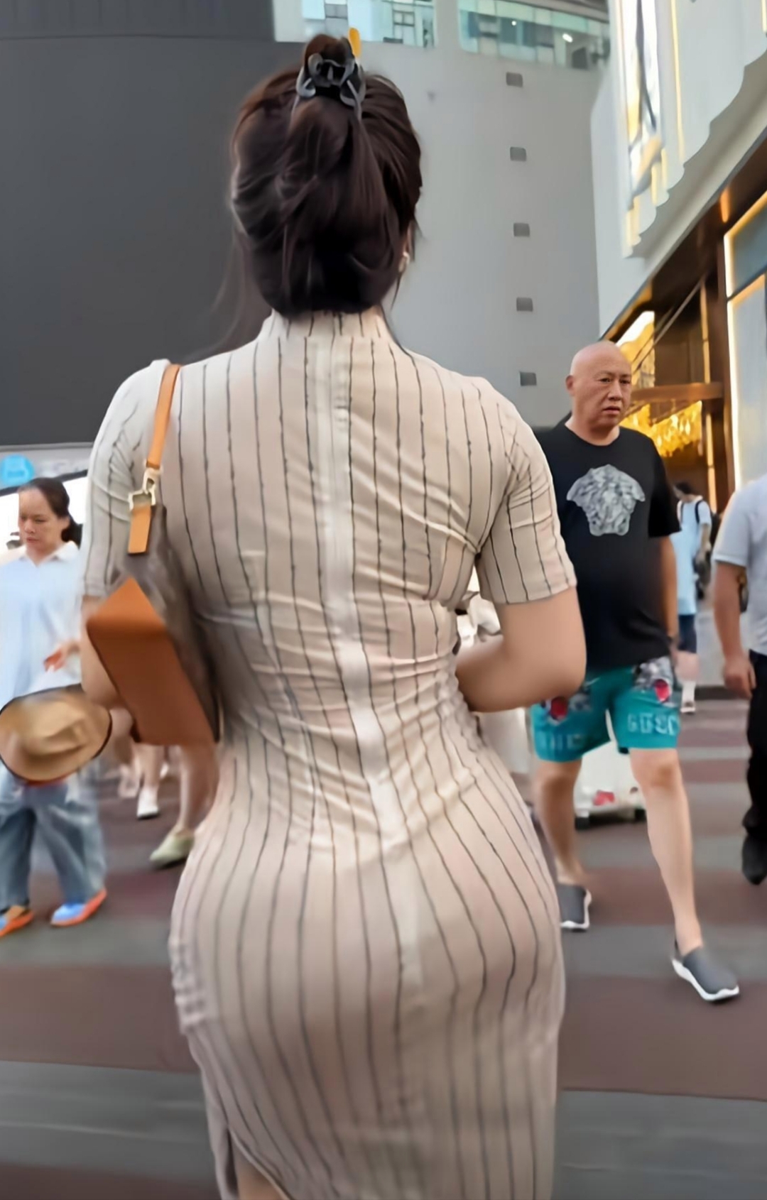 微胖身材的女性,成熟自信,线条圆润,呈现了雍容华贵而优雅柔美姿态