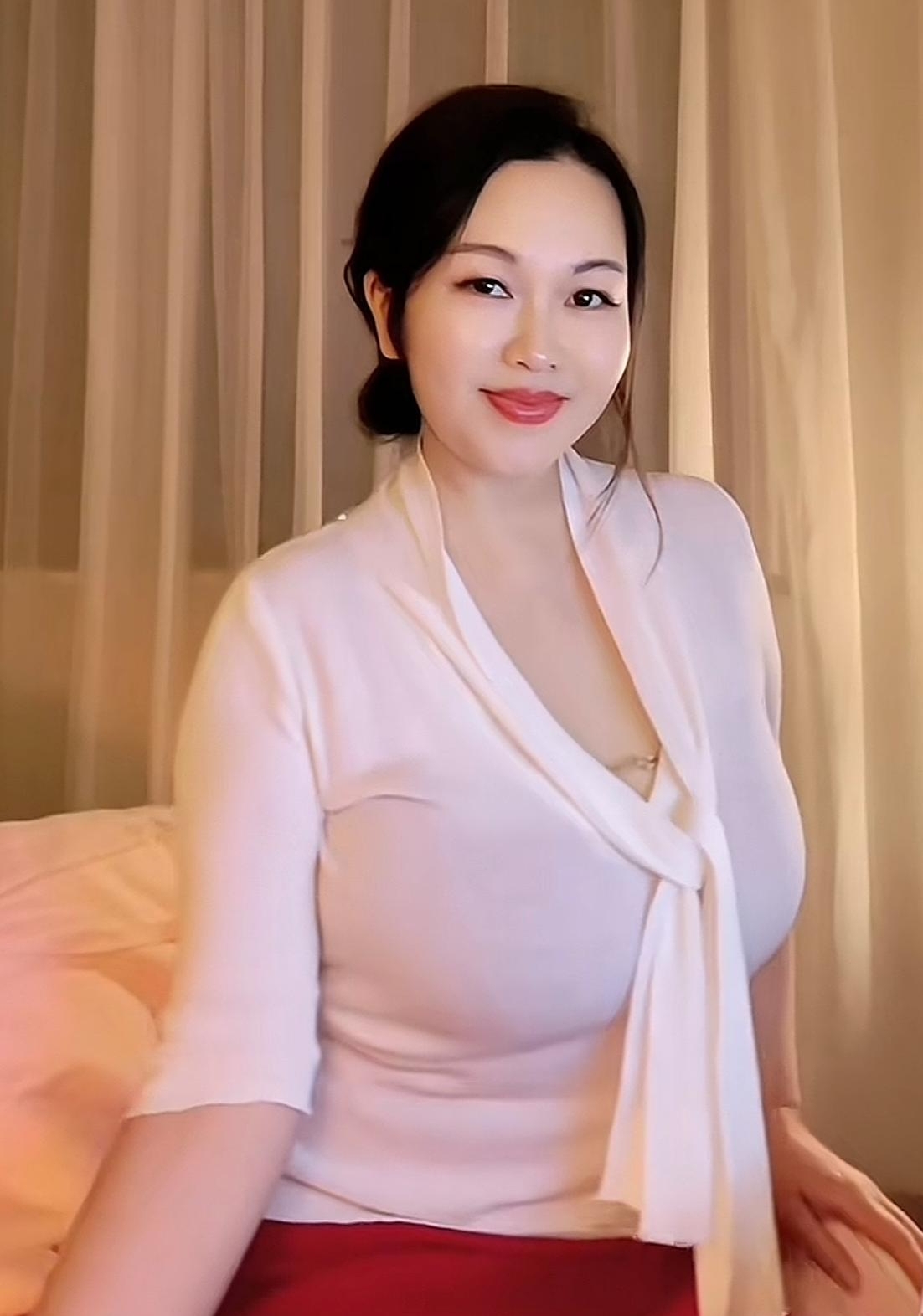 虽然已是半老徐娘,但这风韵依然迷人