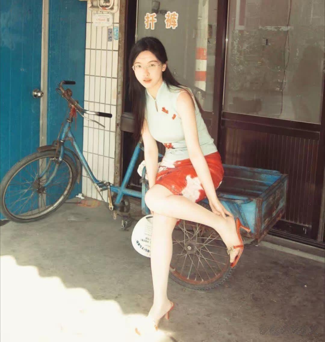 一张老照片,90年代的东莞,我的一工友穿着也相当时髦了