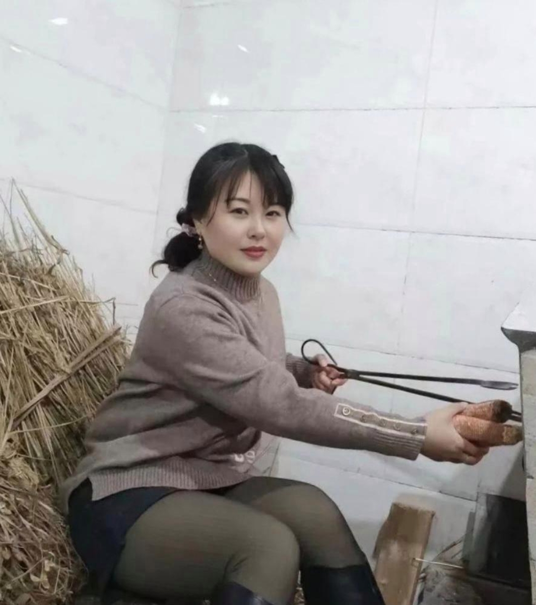 媳妇一回到老家,就坐在柴火灶边烤红薯了