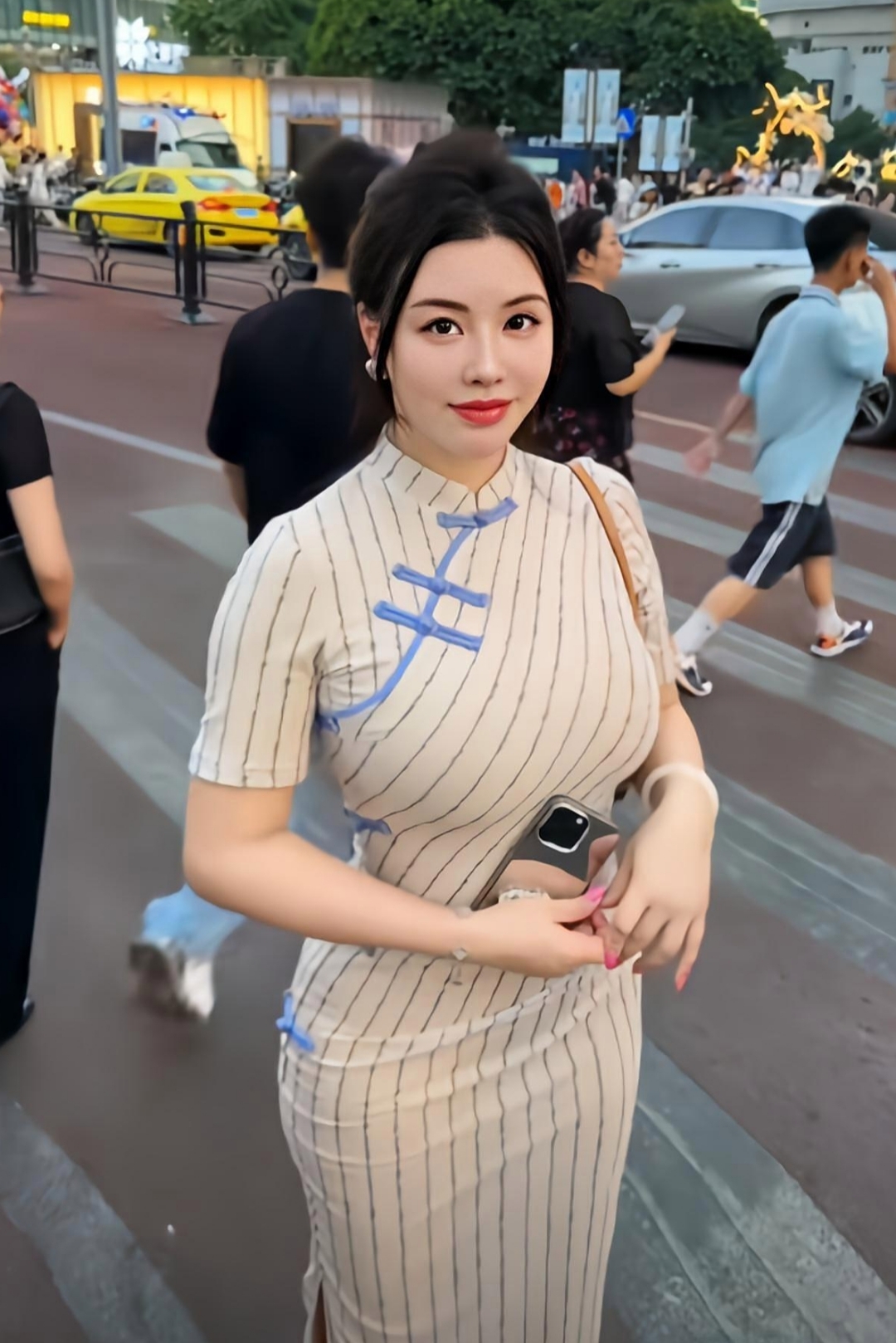 微胖身材的女性,成熟自信,线条圆润,呈现了雍容华贵而优雅柔美姿态