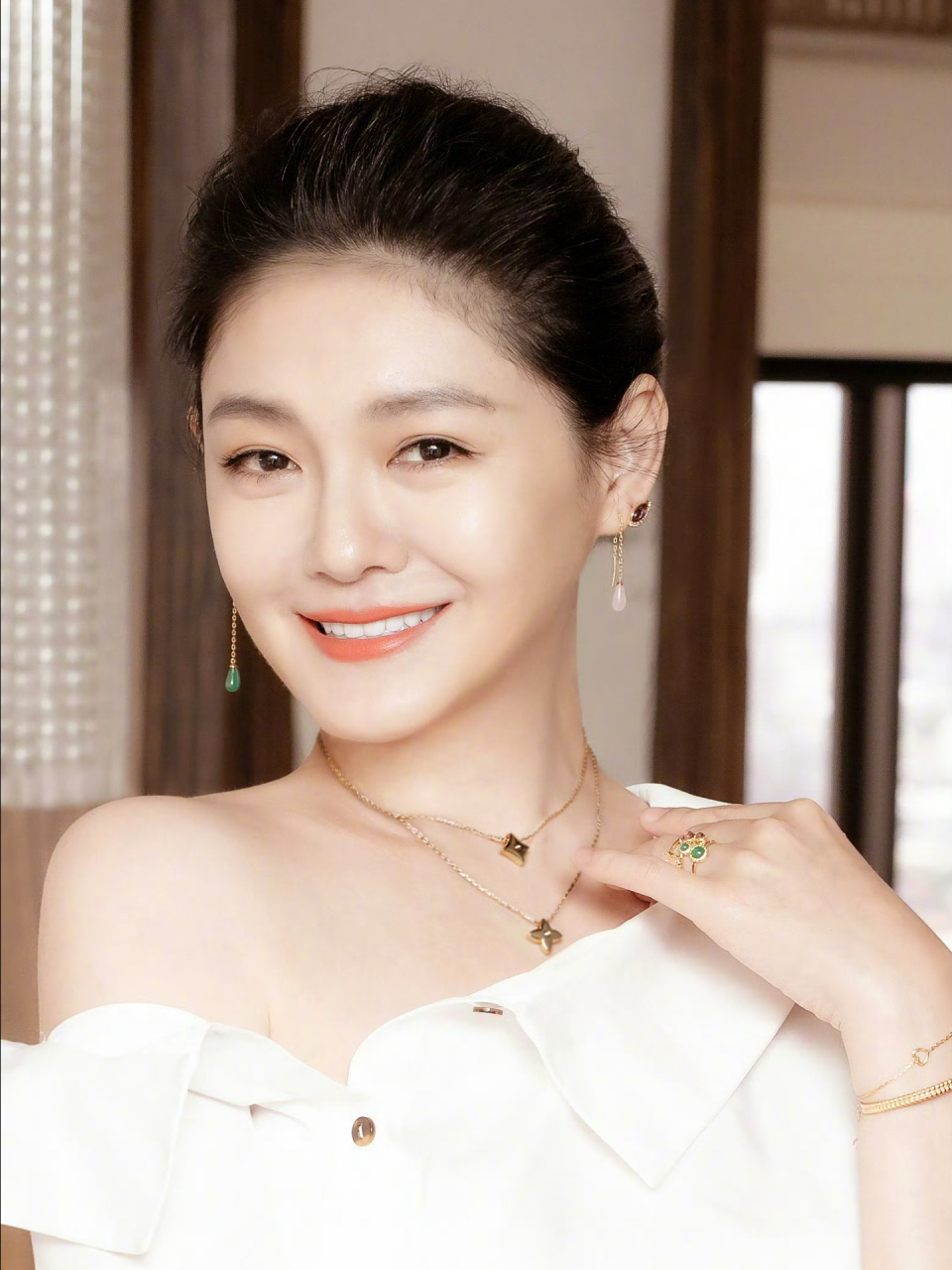 大s的经纪人解释大s的衣服是自己买的,红指甲是春节做的,你怎么看?